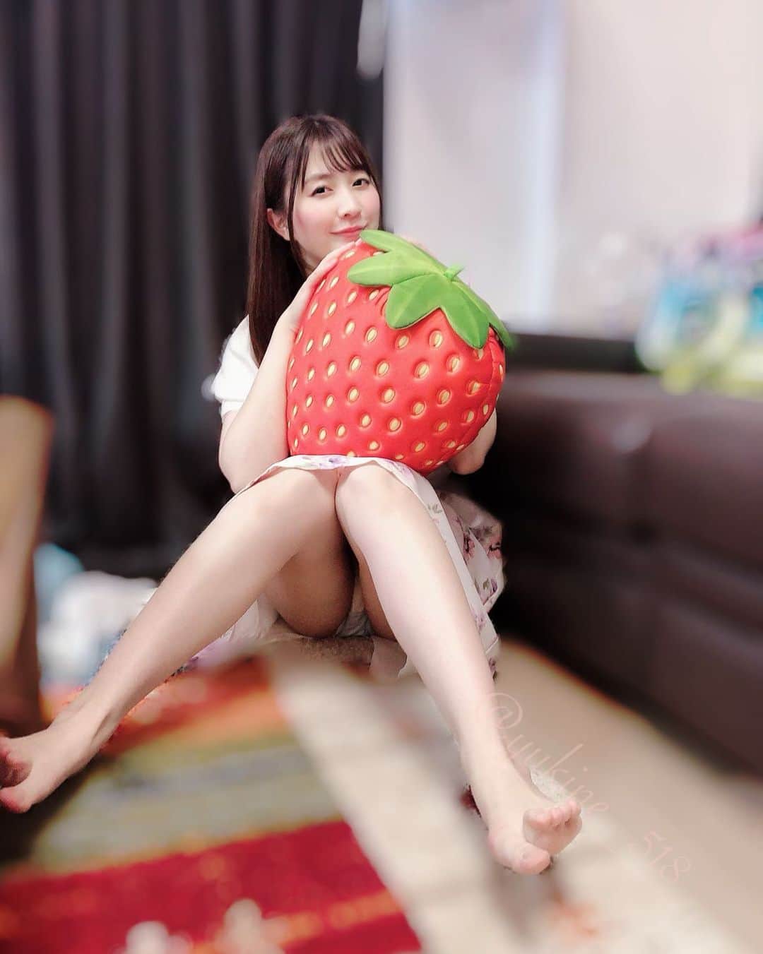 桜木優希音のインスタグラム：「大きないちご…🍓  #ちらり #スカート #lingerie #色白 #脚フェチ #japanesegirl #いちご #strawberry #ちらりずむ #おっきい」