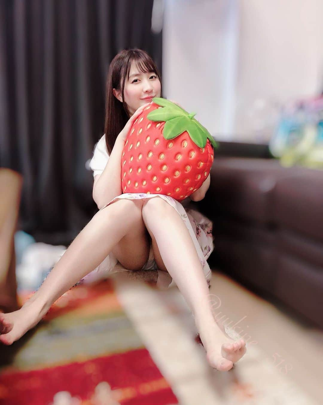 桜木優希音さんのインスタグラム写真 - (桜木優希音Instagram)「大きないちご…🍓  #ちらり #スカート #lingerie #色白 #脚フェチ #japanesegirl #いちご #strawberry #ちらりずむ #おっきい」5月23日 10時51分 - yukinsaky__