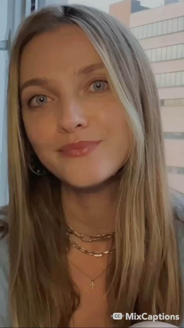 ヴラダ・ロスリャコヴァのインスタグラム：「Experimenting with reading a poem. I know it’s a very long video. Please tell me who watched it till the end?   Я тут экспериментирую со стихами, последний раз наверное в школе читала. Знаю, очень долгое видео, пожалуйста, дайте знать, досмотрели ли вы до конца.」