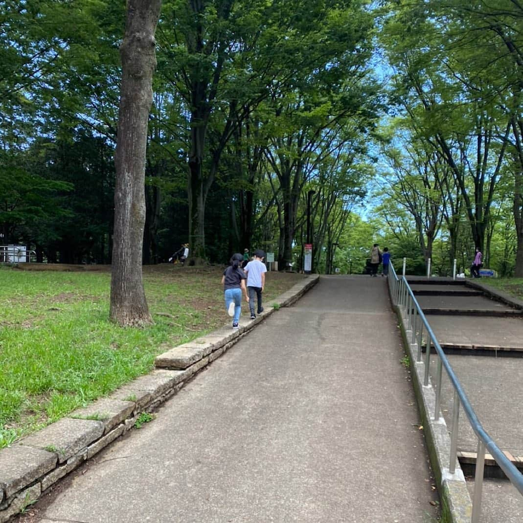 市川海老蔵 （11代目）さんのインスタグラム写真 - (市川海老蔵 （11代目）Instagram)「Run run run and a short break  Whew- That was tough- * 走りまくって 一休み  ふー しんどー  #市川海老蔵 #海老蔵 #成田屋 #歌舞伎　 #成長記録 #子育てぐらむ #子供のいる暮らし #子どものいる暮らし #子育て日記 #children #childphotography #daughter #son #ABKAI #ABMORI #ebizoichikawa #ebizo #kabuki #thunderparty #ebizotv #theater #theaterarts #actor #japan #classic」5月23日 11時07分 - ebizoichikawa.ebizoichikawa