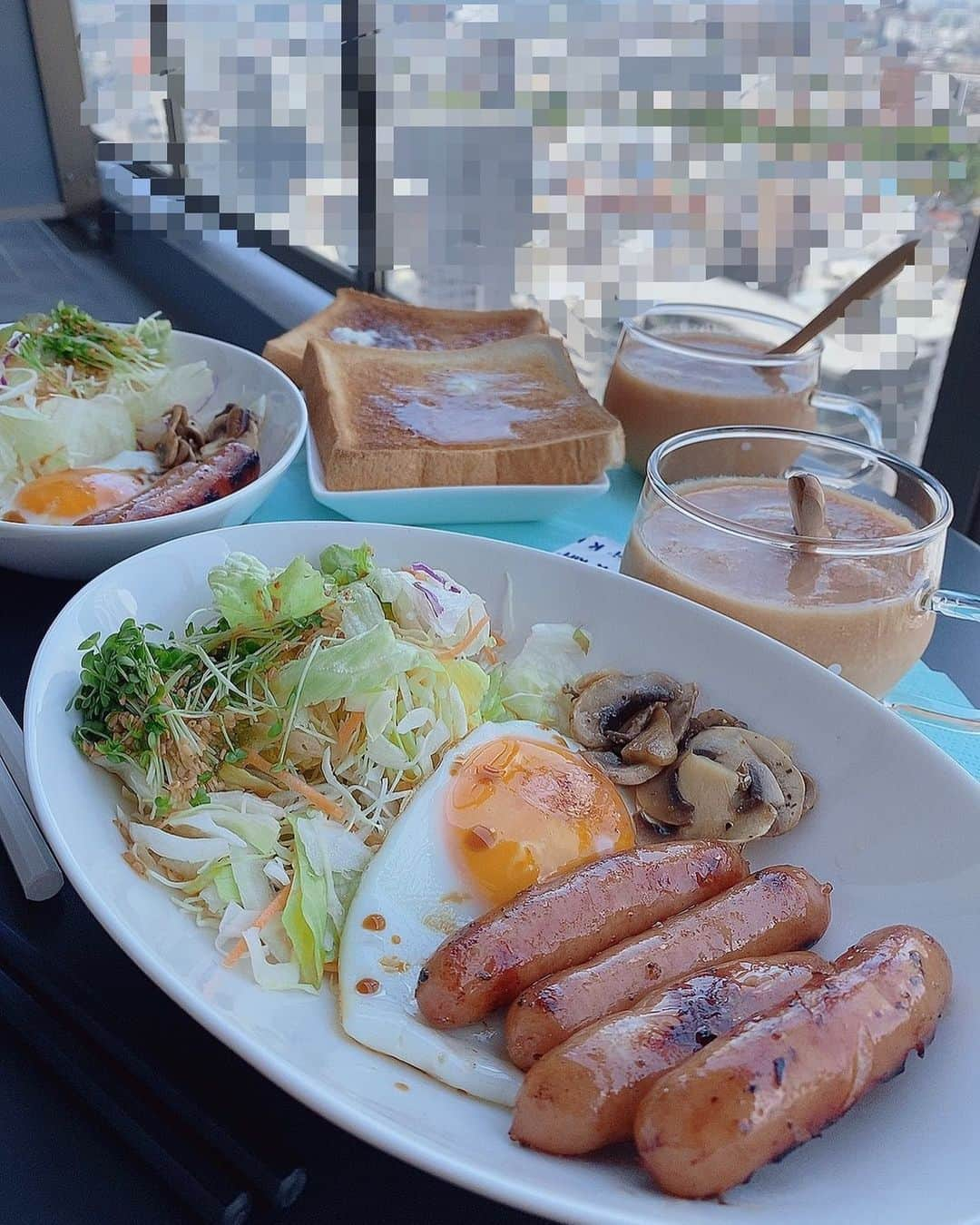 矢部美穂さんのインスタグラム写真 - (矢部美穂Instagram)「朝昼兼用ランチ🍴 今日はオークス🏇がありますね✨ ここはソダシから買うしかないかなぁ〜😊 桜花賞も強かったですし💕 相手は悩む💦 #朝昼兼用  #ベランダカフェ  #ステイホーム #40代  #矢部美穂」5月23日 11時53分 - miho.yabe.0607