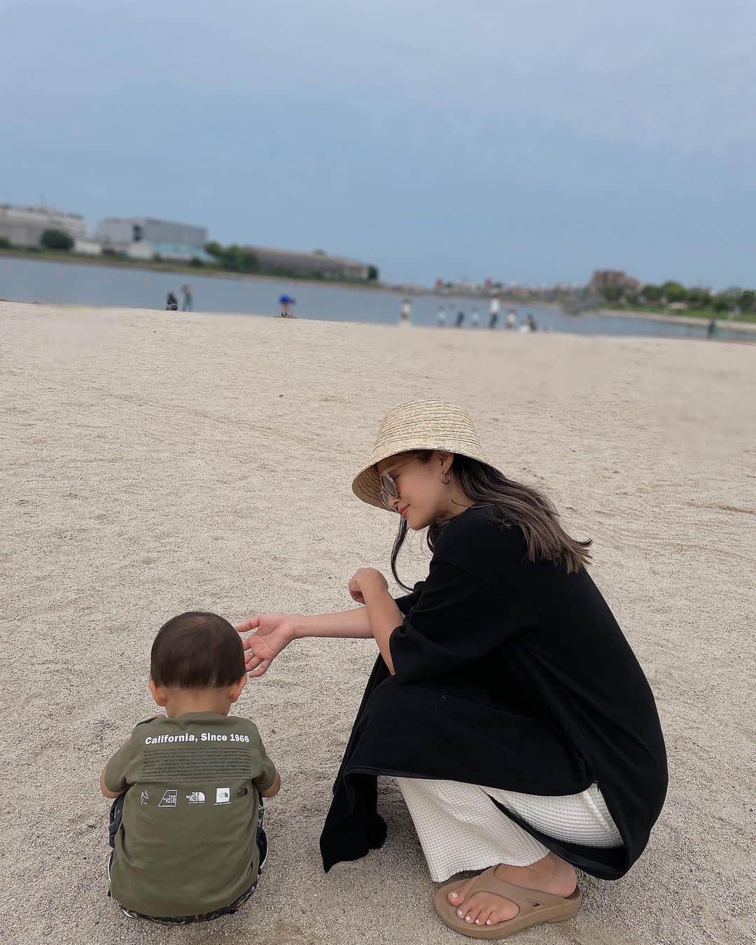佐野真依子さんのインスタグラム写真 - (佐野真依子Instagram)「お砂遊び楽しかったね🐚 この日初めてとっても楽しそうに 砂であそんでいたので早速お砂場セットを かいにゆきました🐈🐕🐈」5月23日 12時08分 - sanomaisanomai