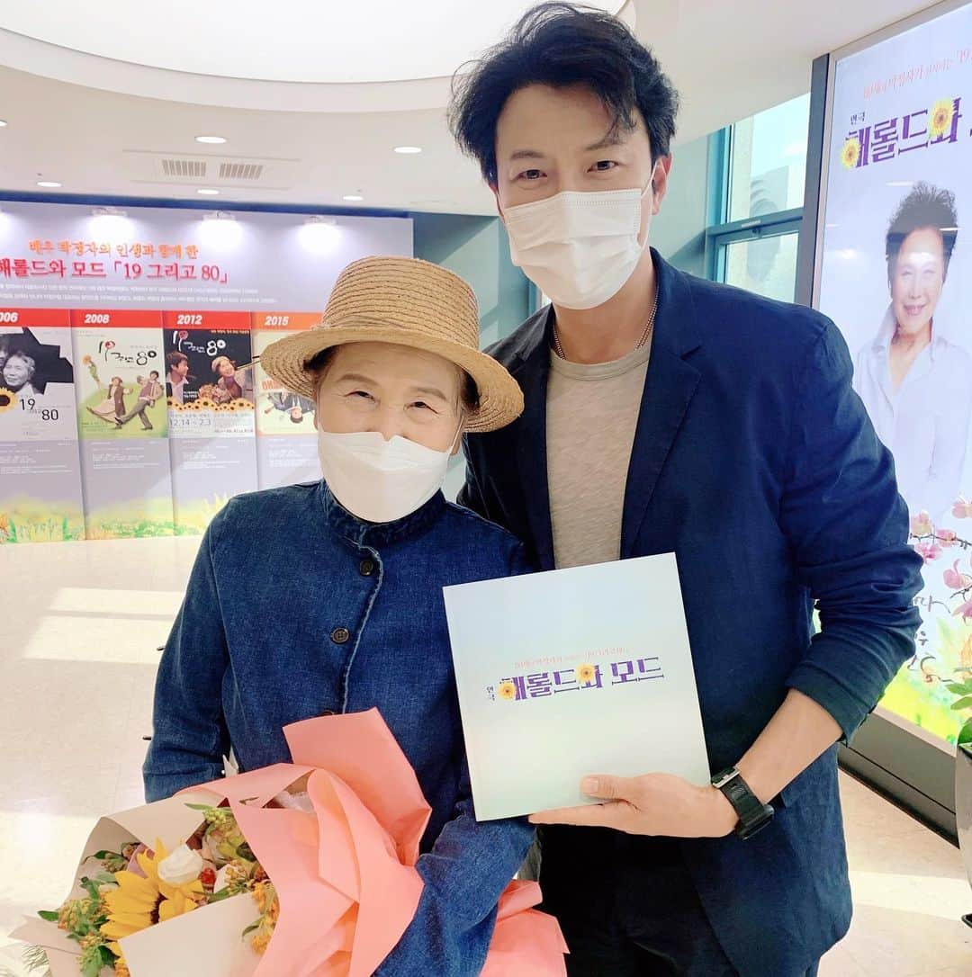 パク・コニョンのインスタグラム：「무대위에서의 선생님의 대사는.. 그냥 말을하는것뿐인데 노래처럼들리고 대본속에있던 글자들이 살아나서 춤을추는것같다.. 선생님의포즈는 같이 숨죽이게되고..   한마디로 선생님의연기는 마법같다~  박정자선생님~ 건강하세요~👍👍👍  #해롤드와모드」