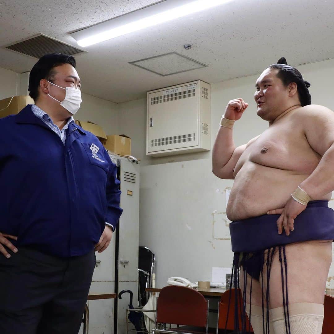 日本相撲協会さんのインスタグラム写真 - (日本相撲協会Instagram)「大相撲五月場所 千秋楽。  優勝は照ノ富士 貴景勝との優勝決定戦を制して、 12勝3敗で2場所連続4度目の優勝。 大関としては初めての優勝です。  取組の様子や、各力士の表情などもご紹介します。  @sumokyokai  #大相撲 #sumo #相撲 #力士 #お相撲さん #japanphoto #sumowrestlers #japanculture  #5月場所 #五月場所 #夏場所 #東京 #照ノ富士  #遠藤  #正代 #明生 #貴景勝 #髙安 #隆の勝 #琴恵光 #逸ノ城 #稀勢の里 #荒磯親方 #優勝 #決定戦」5月23日 21時49分 - sumokyokai
