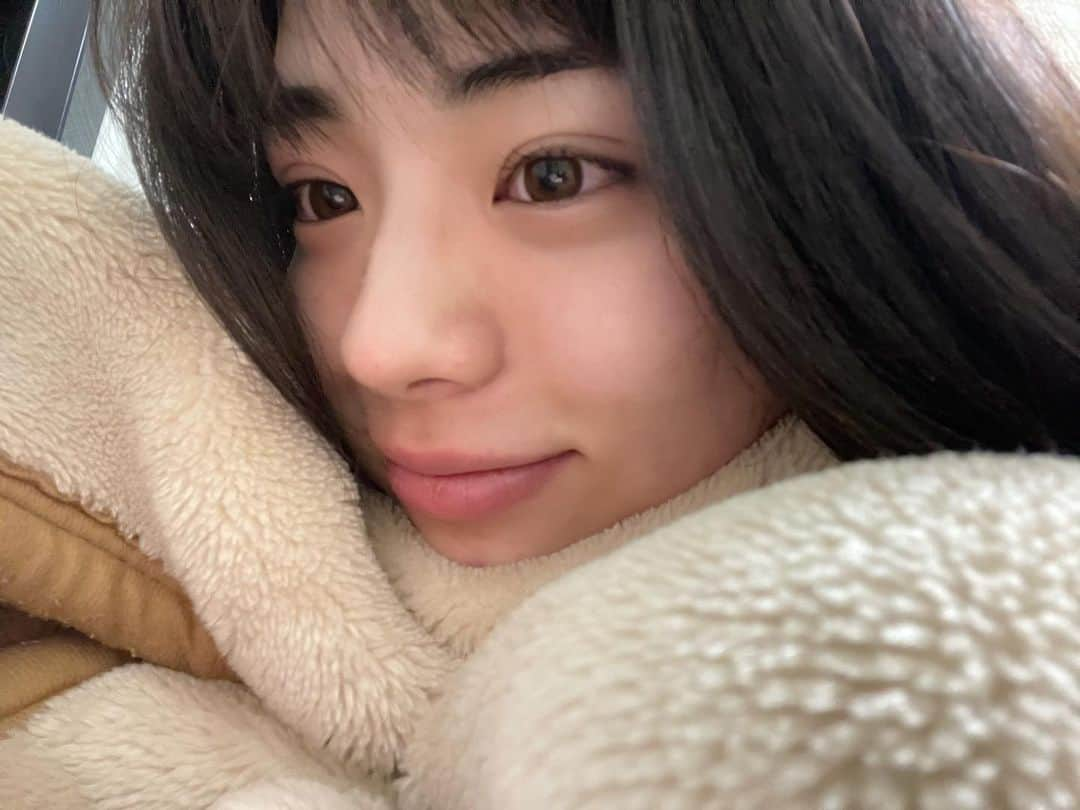 井手上漠さんのインスタグラム写真 - (井手上漠Instagram)「おやすみなさい（もふもふ」5月23日 21時47分 - baaaakuuuu