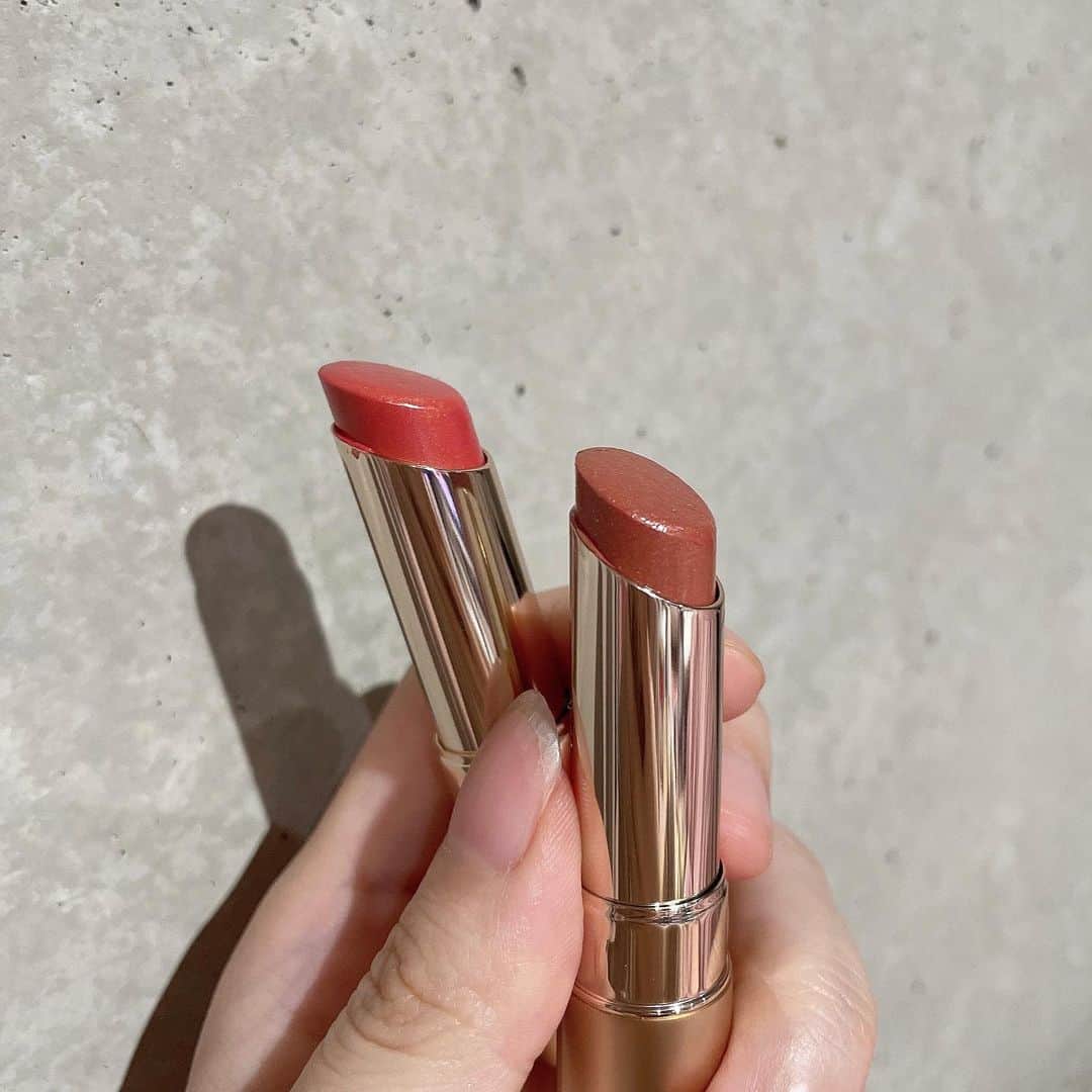 飯泉吏南さんのインスタグラム写真 - (飯泉吏南Instagram)「. . オペラの新色のNUDE KISSシリーズ可愛い、、🥲🤍 . 108 グラムベージュと109 ヌードオランジェの 2色だからこれからの夏の季節めちゃくちゃ使えそう🍊♡ . . #オペラ #オペラリップティント #opera #オレンジカラー #ベージュカラー #オレンジメイク #オレンジリップ #ベージュリップ」5月23日 22時01分 - pocha_rina