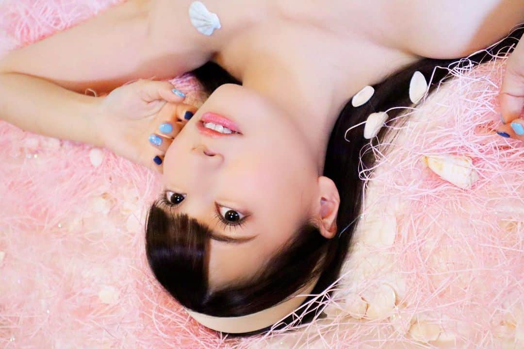 初川みなみさんのインスタグラム写真 - (初川みなみInstagram)「#Escape 撮影での一枚🌷﻿ たまにはこの角度からも😌﻿ ﻿ 衣装も雰囲気もヘアスタイルもどれも素敵に撮って﻿頂いたので公開お楽しみに！！﻿ ﻿ #撮影」5月23日 22時04分 - hatsukaw_aminami