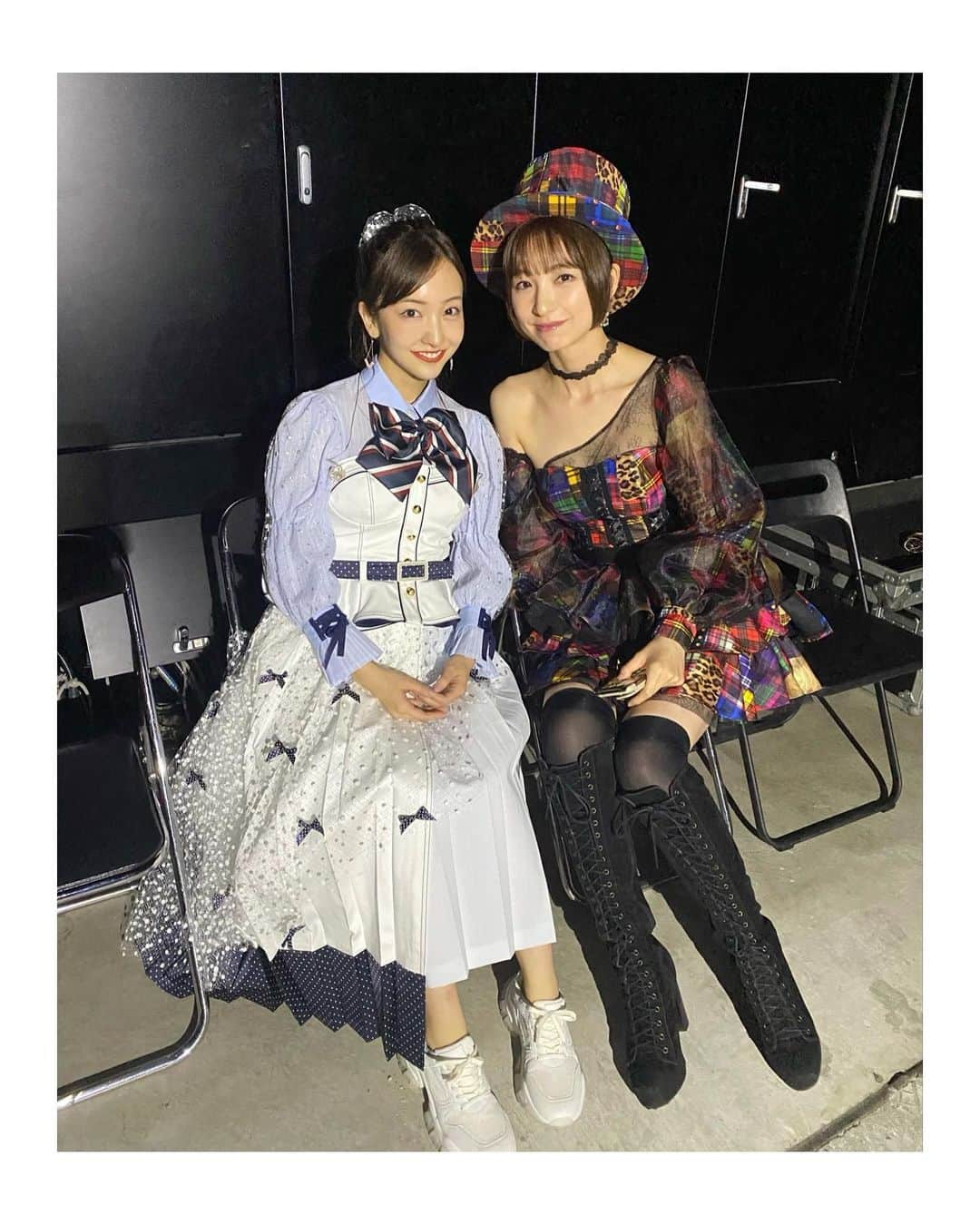 板野友美さんのインスタグラム写真 - (板野友美Instagram)「そして、1年前の予定では 【Beginner】を踊るはずだったんだけど 踊れなくなってしまったので みぃちゃんと相談して　大好きな 【ポニーテールとシュシュ】を歌いました♪  今回の為に、衣装チームが ポニシュの衣装を再現しつつ大人めで なおかつお腹の配慮や、靴もスニーカーで 似合うテイストにしてくれました✨✨✨  本当に天才👼🏻♡  私もメイクやヘアを当時に近づけ 現役の気持ちでステージに立ちました。笑  そして、ポニシュのイントロってなんだか 感慨深い思いにさせられますよね 青春にタイムスリップさせてくれる感じ… 最後にポニシュが歌えて良かったです🕊 𓈒 𓂂𓏸  ちなみに、ポニシュのMV撮影の前日 衣装部屋で、敦子とともーみとポニシュの 音源を聞いて、『この曲は絶対売れる！』 と勝手に断言してました私🙄 AKBはポニシュで売れたと今でも思ってます…💬勝手にね。❤️ それくらい、好きな曲です  #ポニーテールとシュシュ  #AKB48 #みぃちゃん卒業コンサート」5月23日 22時15分 - tomo.i_0703