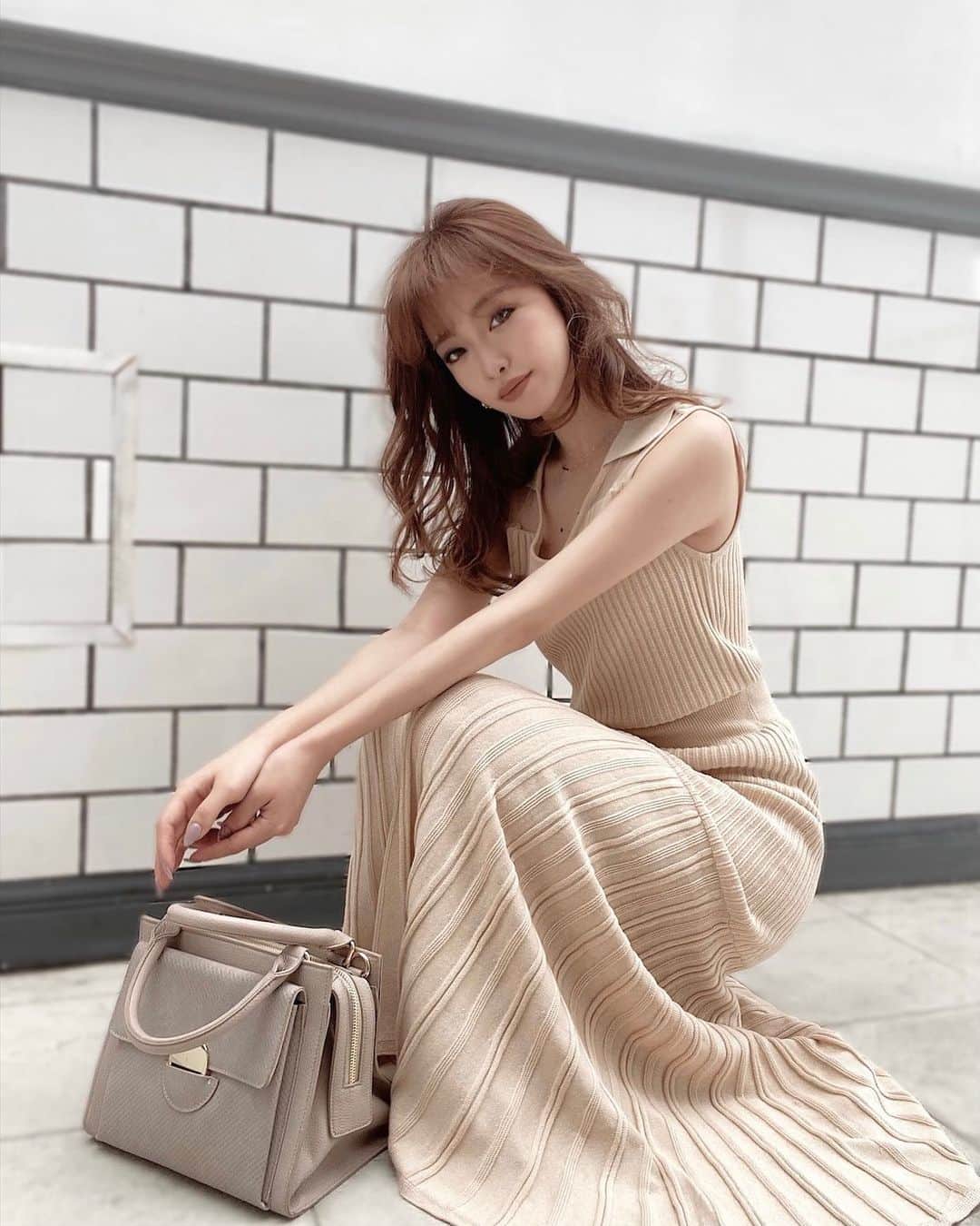 木田絵里香のインスタグラム：「. 今週のおすすめその2✌🏼 . 襟付きニットワンピース🌼 ちょいと見えてないけどバスト上が一部シアーになっててかわいいのだよ☺︎ . 購入の際はクーポンコード MS_06656を使って10%OFFでGETしてね🤍☝🏼 . #ニット#春コーデ#ニットワンピ#ベージュコーデ#fashion#knit#resexxy#beige」