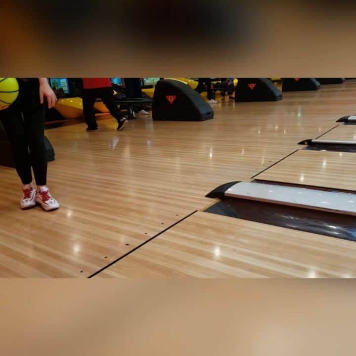 坂本詩緒里のインスタグラム：「🎳❤️  #ローダウン #難しい #ハウスボール で#練習 #ボウリング #bowling #プロボウラー #round1」