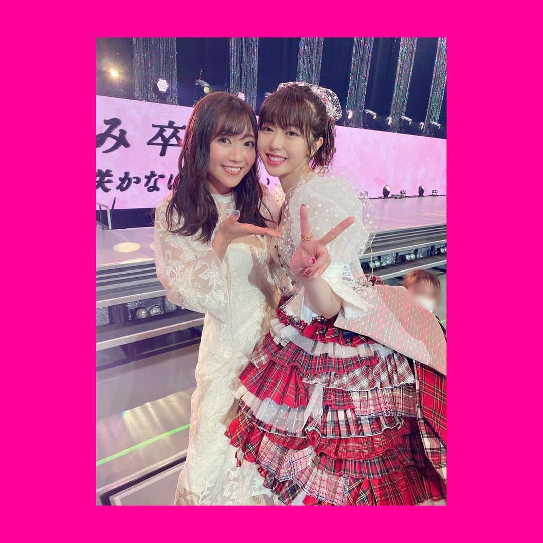 成田梨紗のインスタグラム：「これで一期生全員卒業してしまうと思うと感慨深いものがあります。寂しいな〜。﻿ ﻿ 昔、劇場公演帰りの車でふたりでうずくまって泣いたことを思い出したり〜😂﻿ 楽しいときも悲しいときも﻿ いつも一緒だったなあ。﻿ ﻿ 最後の舞台に一緒に歌えて嬉しかった🎤﻿ 素敵なコンサートでした！！！﻿ 卒業おめでとう🌸﻿ ﻿ 次みんなで集まれるのはいつかなー﻿ ﻿ #峯岸みなみ卒コン #akb48 ﻿ #1期生 #ぴあアリーナmm」
