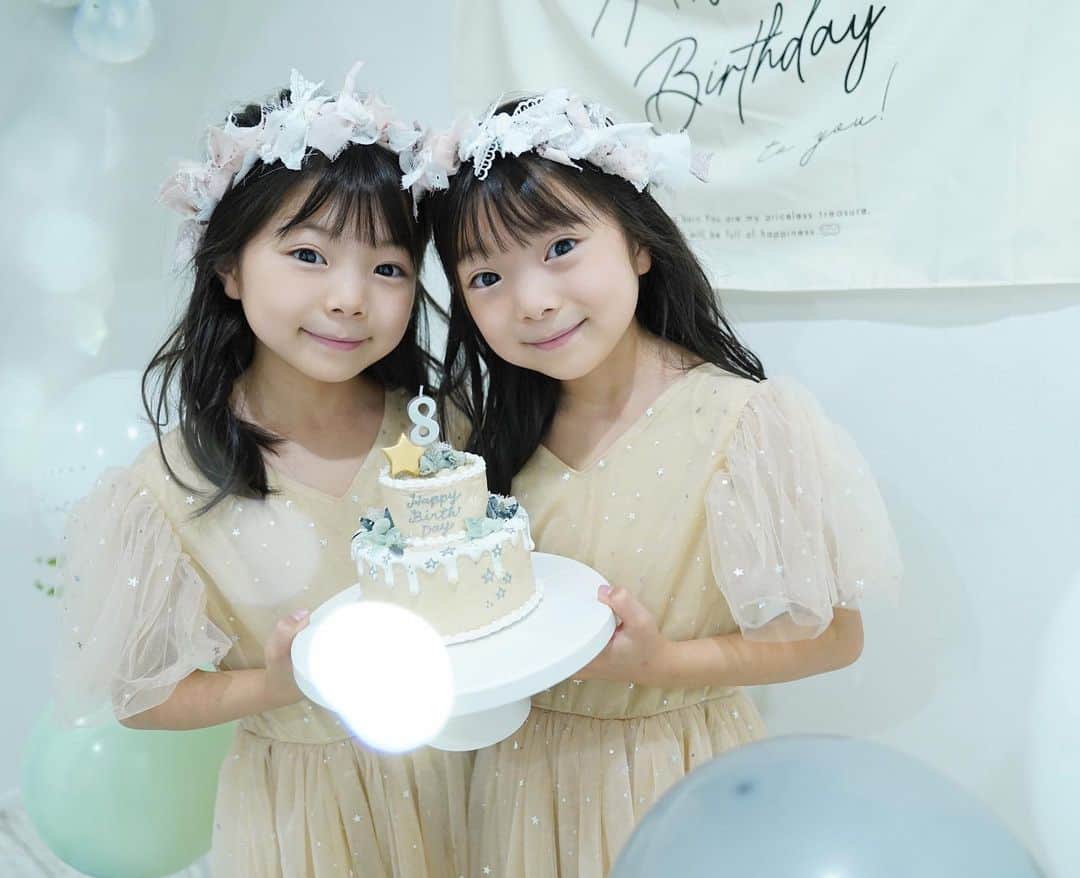 Yukiさんのインスタグラム写真 - (YukiInstagram)「双子ちゃんが 8歳になりました☺️💕  出来ることがどんどん増えていくけど、まだまだ可愛らしいところもいっぱいある🤗💓 　 お話しすることも、毎日の寝相も一緒だったり、本当に仲良し♡♡ ゆずれないポイントもww🤭💕  いつもあたたかいDMやコメントをありがとうございます☺️✨  ８歳の双子ちゃんもよろしくお願いします☺️💕  one-piece ⇨ @laulea_shop   birthday goods ⇨ @hanamei.official & #hand made」5月23日 23時00分 - yukikuu96
