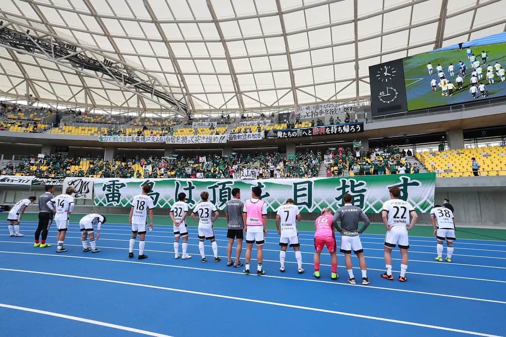 のインスタグラム：「久々にサッカーじゃなく感じた。 血出てるのに、ボールじゃん！って言ったり、大袈裟だろ！って言ってた人の理解ができない。 もちろん山雅も何回かファールしたけど、 柴田さんは、 見えてなかったんだと思う。申し訳ない。 って相手選手やスタッフに伝えていたし、山雅の選手スタッフも必要以上にアピールする人はいなかった。 こういうチームで戦えて誇りに思うし、もっと好きになった。 みんな良い奴だし、普通の事だけどファールして危なかったらちゃんと謝るし、試合に負けたら人のせいにせず、自分たちを見つめ直す。バスでは俺以外みんな試合の映像で確認したり、自分たちと同じようなフォーメーションのチームの試合を見て勉強してる。メンバー外の選手も試合に出てない現状に納得いってないのに、常に全力手を抜かない。今までのチームはやる気ない選手は絶対いた。紅白戦では次の対戦相手になりきり、自分のアピールもしながら、対戦相手の得意なプレーを真似して、スタメンのために試合のイメージ作る。走りのメニューでは気持ち的にキツいけど、18歳の奴から隼磨さんまで全員が声をかけ助け合う。ベテランだけで固まらない。全員で喋る。浮いてるのは俺と外山と下川だけ。冬は雪かきを事務所の方々や後援会の方々、スタッフ全員でグランドの雪かき。マネージャーは毎日スパイクを磨き、選手の細かな注文を見事にこなす。試合後はマネージャーだけじゃなく選手スタッフ全員で片付け。選手は練習着を洗いやすいようにジャージのチャックを閉めてあげようと全員で統一。若手は毎日掃除とボールの空気入れして、それを毎日やらされてるんじゃなくて、自分からやる。 全然関係ない話もあるけど、山雅はそういうところで、より皆のためにも勝ちたいと思える最高のチーム。  それでも、今日こういう試合に負けてしまい情けないし本当に悔しい。 うまくいかない時はあるけど、早く切り替えて次の試合絶対勝ちます。  そして、いつも皆さん応援ありがとうございます。栃木まで来てくださった方々もありがとうございました。 負けて最悪な気持ちなのは分かります。でも今日も皆さんの勝ちたい気持ちが伝わってきました。 絶対次に繋げて、絶対勝ちます。 #松本山雅」