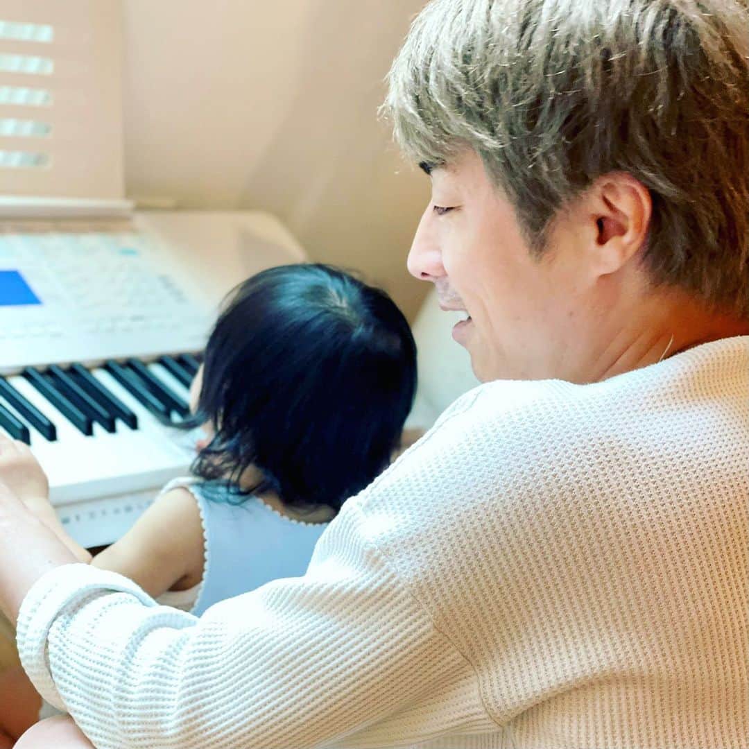 田村淳のインスタグラム：「長女リヴィが興味持つかなぁと買ってた電子ピアノ…リヴィはあまり興味持たなかったけれど、次女のルヴィは興味津々^_^僕は与えるだけ強制しないw娘たちには出来るだけ、多くの選択肢を与えたいなぁ…どう育つのかとても楽しみ♡  #パパは小さい頃ピアノ習いたかった #パパの夢は娘のピアノを聴きながら #昼下がりに家で紅茶を飲むこと #でも無理して習うものではないからね #習い事は楽しく #じゃないと続かないし上手くならない #パパはギター頑張ります^_^ #0歳」