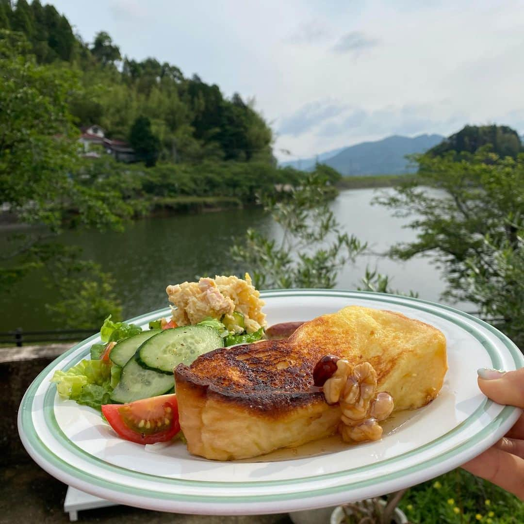 熊谷真実さんのインスタグラム写真 - (熊谷真実Instagram)「友人宅での朝食  水辺は良いなぁ  #熊谷真実 #朝食は #フレンチトースト #水辺の家 #気持ちいい天気」5月23日 15時41分 - mami_kumagai310