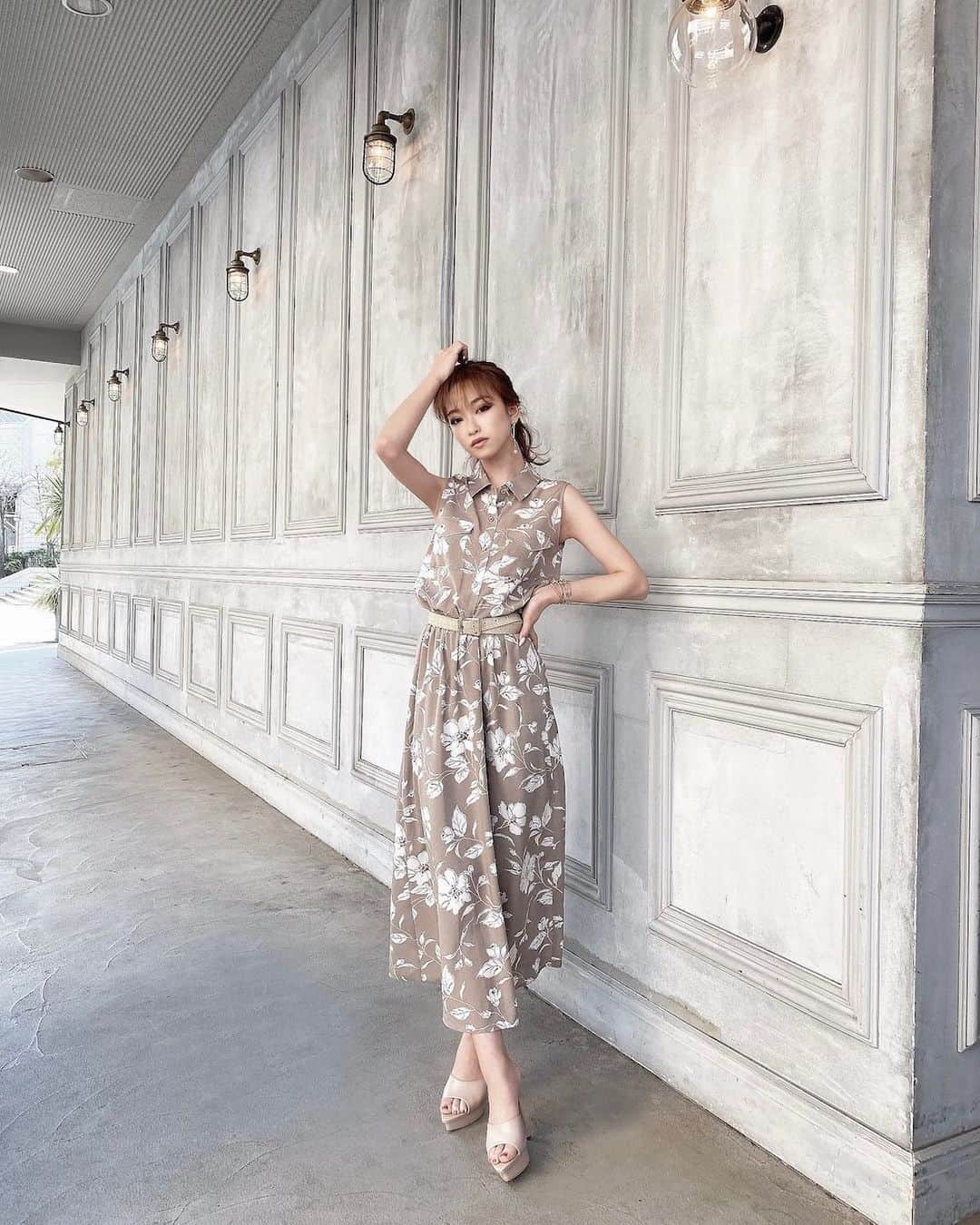 木田絵里香のインスタグラム：「. 今週のおすすめその1☝🏼 . 忙しい朝でもサラッと決まる ノースリシャツワンピース🌼 . 甘すぎない花柄のMIXがすき☺︎ . TOPのURLは今SALE会場に変わってるんだけどもちろん新作もcheckできるので 覗いてみてね👀 . #ワンピース#シャツ#シャツワンピ#fashion#onepiece」
