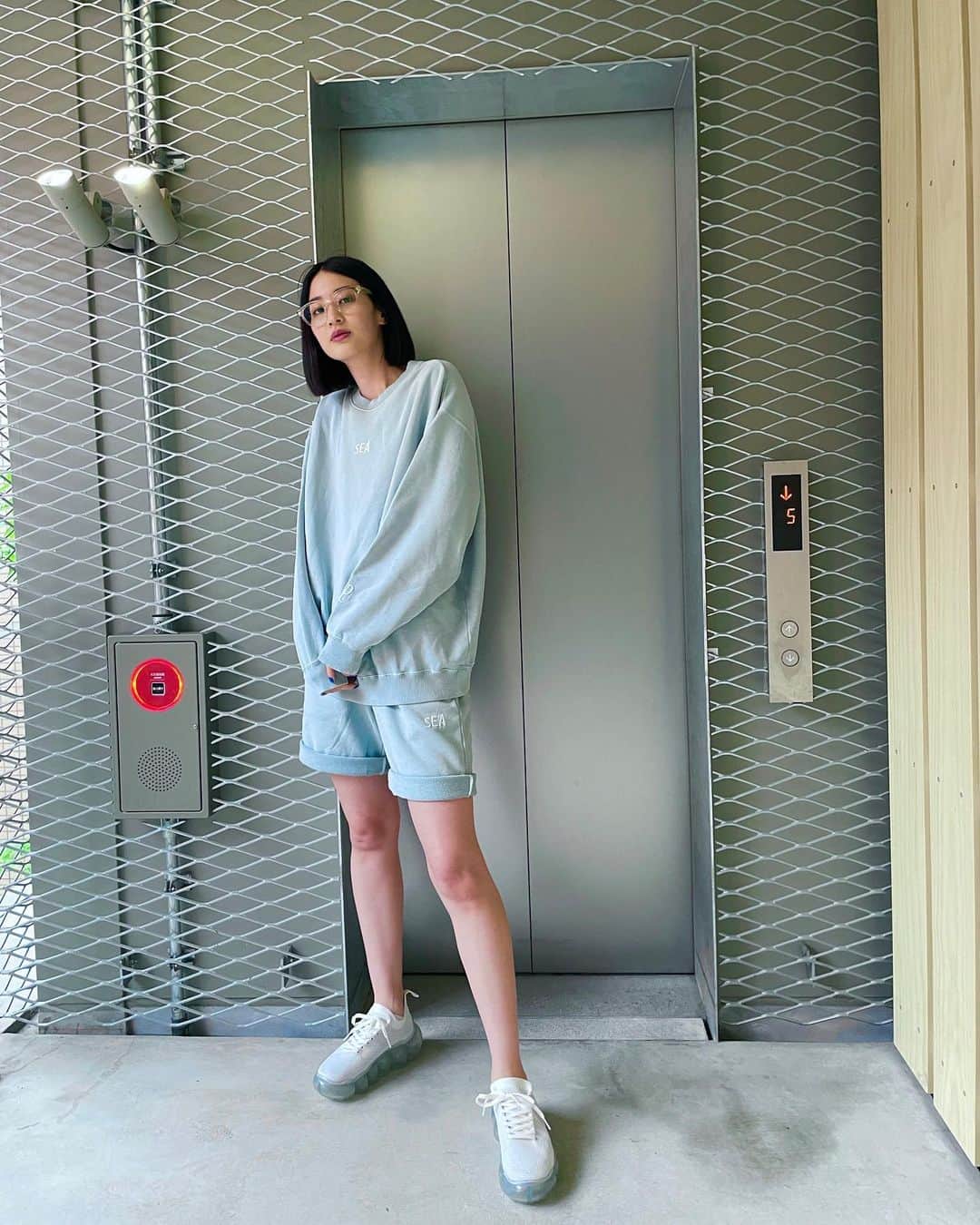 青野楓のインスタグラム：「wind and sea 🌪🌊 @windandsea_wear  楽で可愛いセットアップ最高です。(笑) ミニ丈が好きな私はパンツをロールアップしました🌿  (3枚目、潔癖症で壁とか触ってないのが笑えるw)  #ブルーカエデ#kaede626style #windandsea#ootd#セットアップ#ボブ#黒髪ボブ」