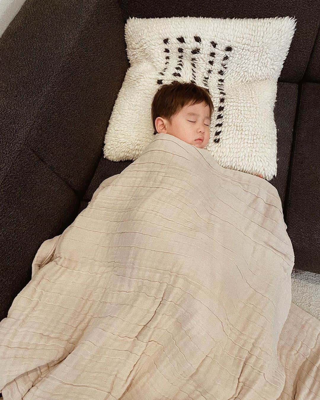 ソンイのインスタグラム：「寝顔はまだまだ赤ちゃん👦🏻💤  #2歳2ヶ月 #男の子育児」