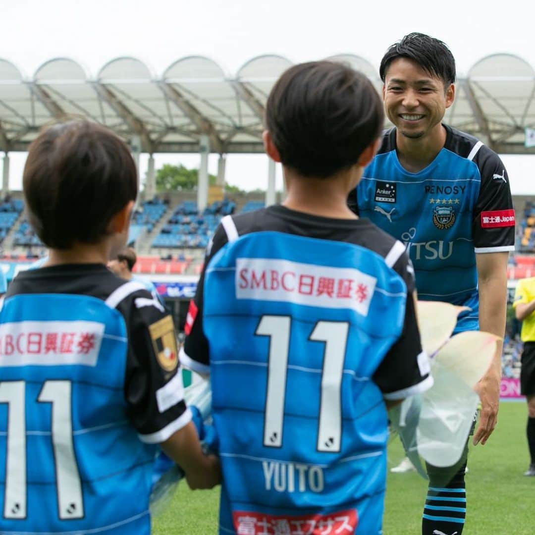 小林悠さんのインスタグラム写真 - (小林悠Instagram)「横浜FC戦  たくさんの応援ありがとうございました！  試合前に300試合のセレモニーもやって頂いて本当に感謝の気持ちでいっぱいです😌  これからも子供達にパパのカッコイイ姿をたくさん見せられるように400試合目指して頑張ります💪  次の湘南戦も応援よろしくお願いします😊」5月23日 16時18分 - kobayashiyu11