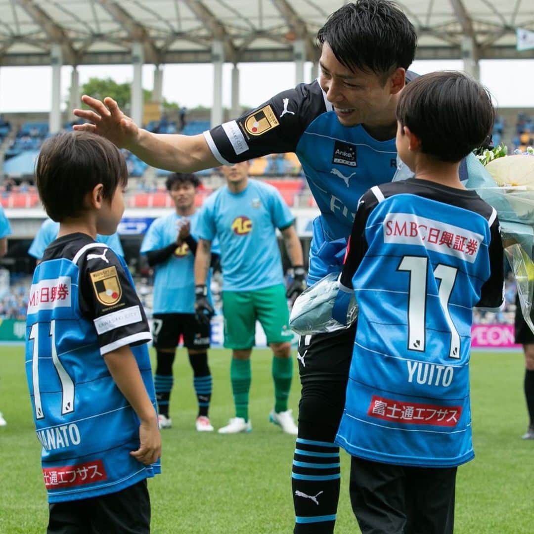 小林悠さんのインスタグラム写真 - (小林悠Instagram)「横浜FC戦  たくさんの応援ありがとうございました！  試合前に300試合のセレモニーもやって頂いて本当に感謝の気持ちでいっぱいです😌  これからも子供達にパパのカッコイイ姿をたくさん見せられるように400試合目指して頑張ります💪  次の湘南戦も応援よろしくお願いします😊」5月23日 16時18分 - kobayashiyu11