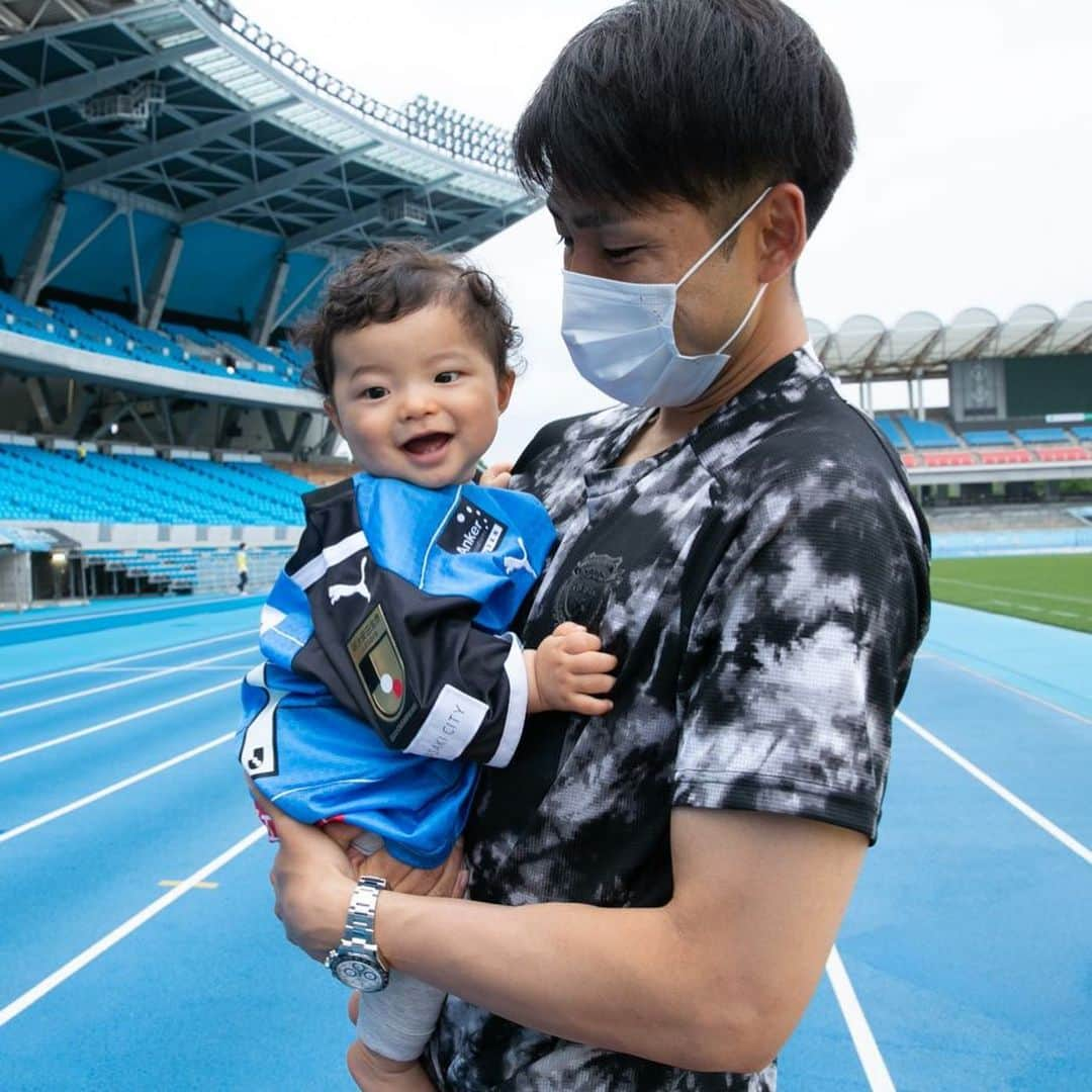 小林悠さんのインスタグラム写真 - (小林悠Instagram)「横浜FC戦  たくさんの応援ありがとうございました！  試合前に300試合のセレモニーもやって頂いて本当に感謝の気持ちでいっぱいです😌  これからも子供達にパパのカッコイイ姿をたくさん見せられるように400試合目指して頑張ります💪  次の湘南戦も応援よろしくお願いします😊」5月23日 16時18分 - kobayashiyu11