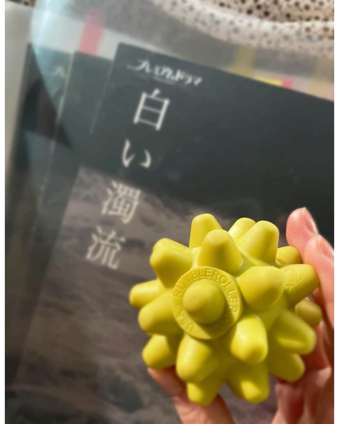 のインスタグラム：「撮影の合間に、毎日このボールで体の至る所をほぐしています！ 痛い所もあるけど、効果があるからずっと続けています☺︎ 今日は朝から夜まで長い１日ですが、 天気も気温も丁度良く…気持ちいいなぁ🌱  #白い濁流」