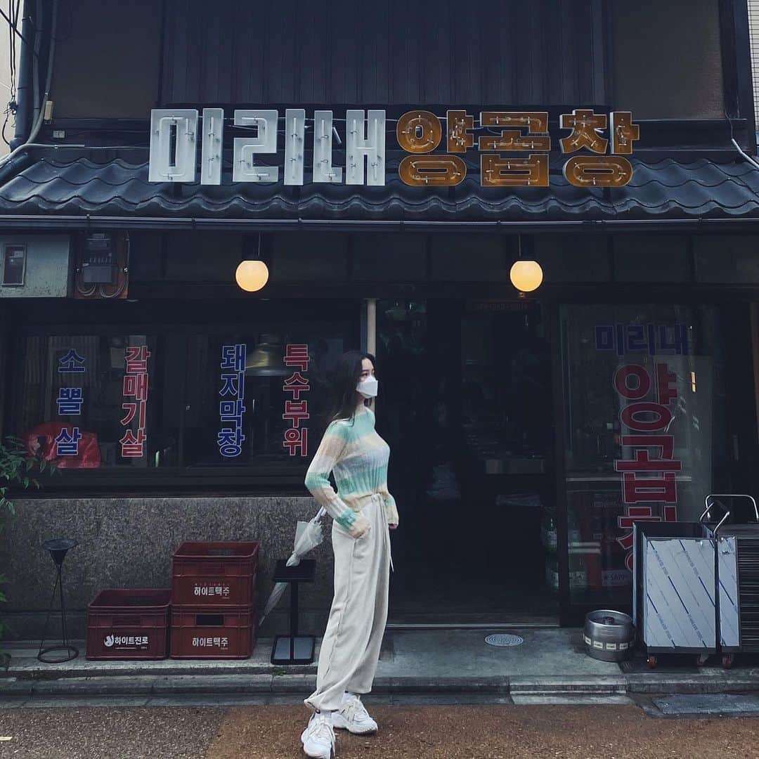 のインスタグラム：「🇰🇷感。  tops & pants どちらも @stylenanda_korea 🖤」