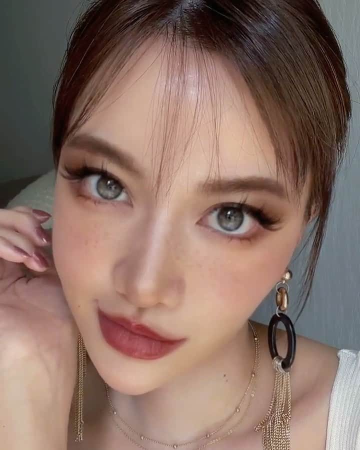 やみちゃん。のインスタグラム：「Tiktokで 「ジプシーメイクフィルター」が 流行ってるみたいだけど…  ナチュラル可愛い💕 つけまつ毛✨で対抗してみたよ♡  #tiktok #やみちゃん #ナチュラルメイク #ナチュラルまつげ #ナチュラル #つけまつげ #マツエク #ジプシーメイク #やみちゃん　#アイメイク #美容 #大人かわいい #メイク動画 @tiktok_japan」