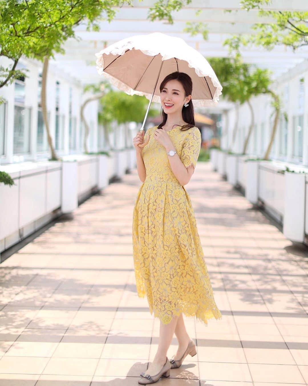 瀬戸早妃のインスタグラム：「久々の晴れの日☀️ いかがお過ごしですか？  @montresorsaki から、幸せイエローカラーのワンピースが新発売になりました👗  こちらは以前発売したピスタチオ×ブルーの総レースワンピースの、色違いです♪ とても人気のある形で、流行関係なく定番アイテムとしてお召し頂けます💕  バタフライピアスも引きつづき大好評販売中です🦋  プロフィール欄のURLから、ショップをご覧くださいね🐻‍❄️🛍  #montresor #montrésor #モントレゾール #selectshop #セレクトショップ  #綺麗めコーデ #大人可愛い #大人可愛いコーデ  #お出かけコーデ #観劇コーデ #cordinate」