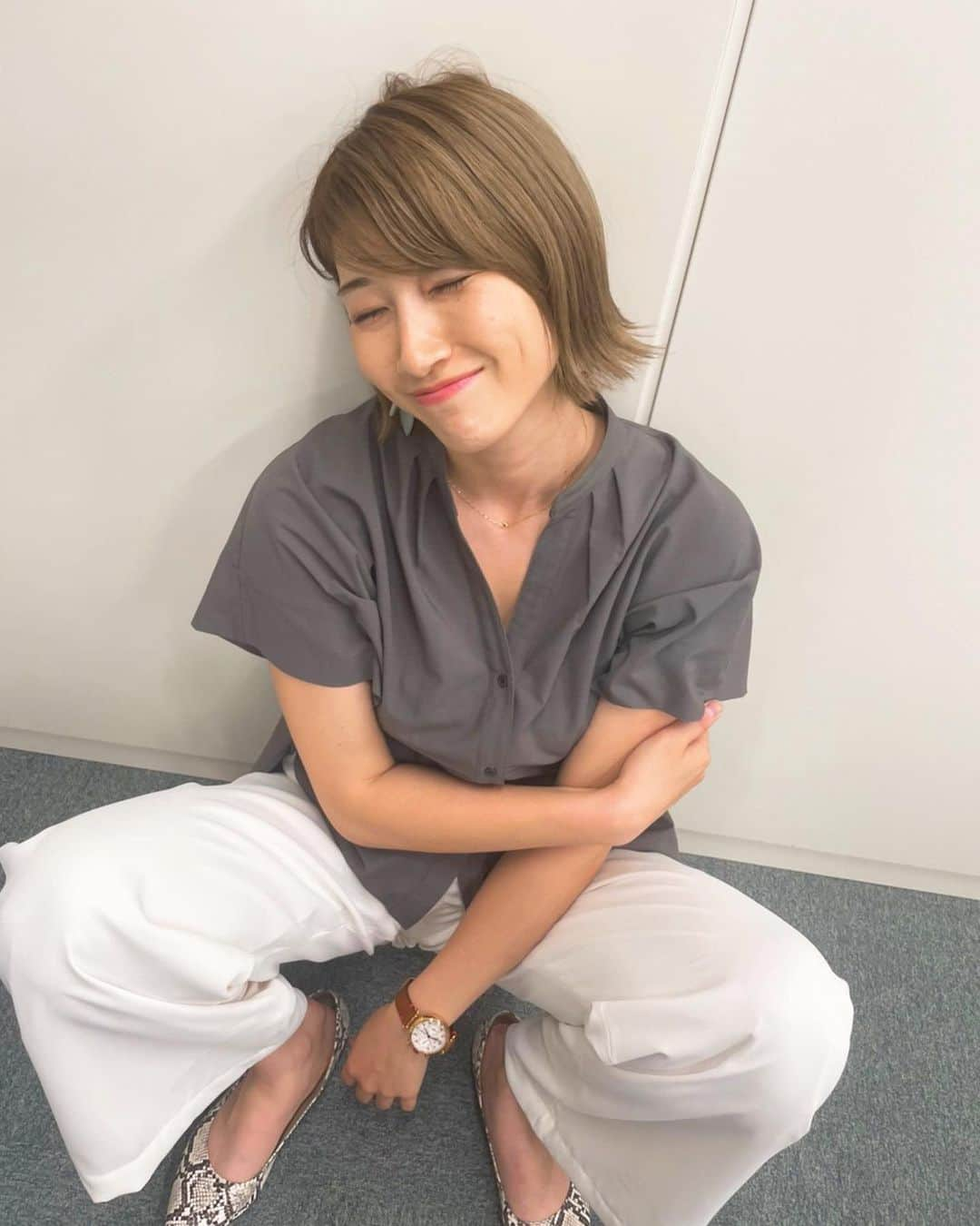 狩野舞子さんのインスタグラム写真 - (狩野舞子Instagram)「・ この前浅田舞ちゃんの真似して撮ってみたんだけどさぁ なんで私がやるとこうも笑える？ 教えて？ @asadamai717  ・ #浅田舞  #狩野舞子 #88世代 #一つも惜しくない #そもそもポーズもアングルも素材も違う」5月23日 17時35分 - kanochan715