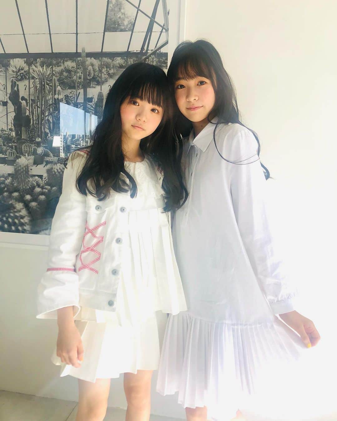 のインスタグラム：「🤍🤍  まっしろ~~🕊🦢  ふたばとひなたの私服です☁️ 🌱☀️  #椛島ひなた #小松崎ふたば」