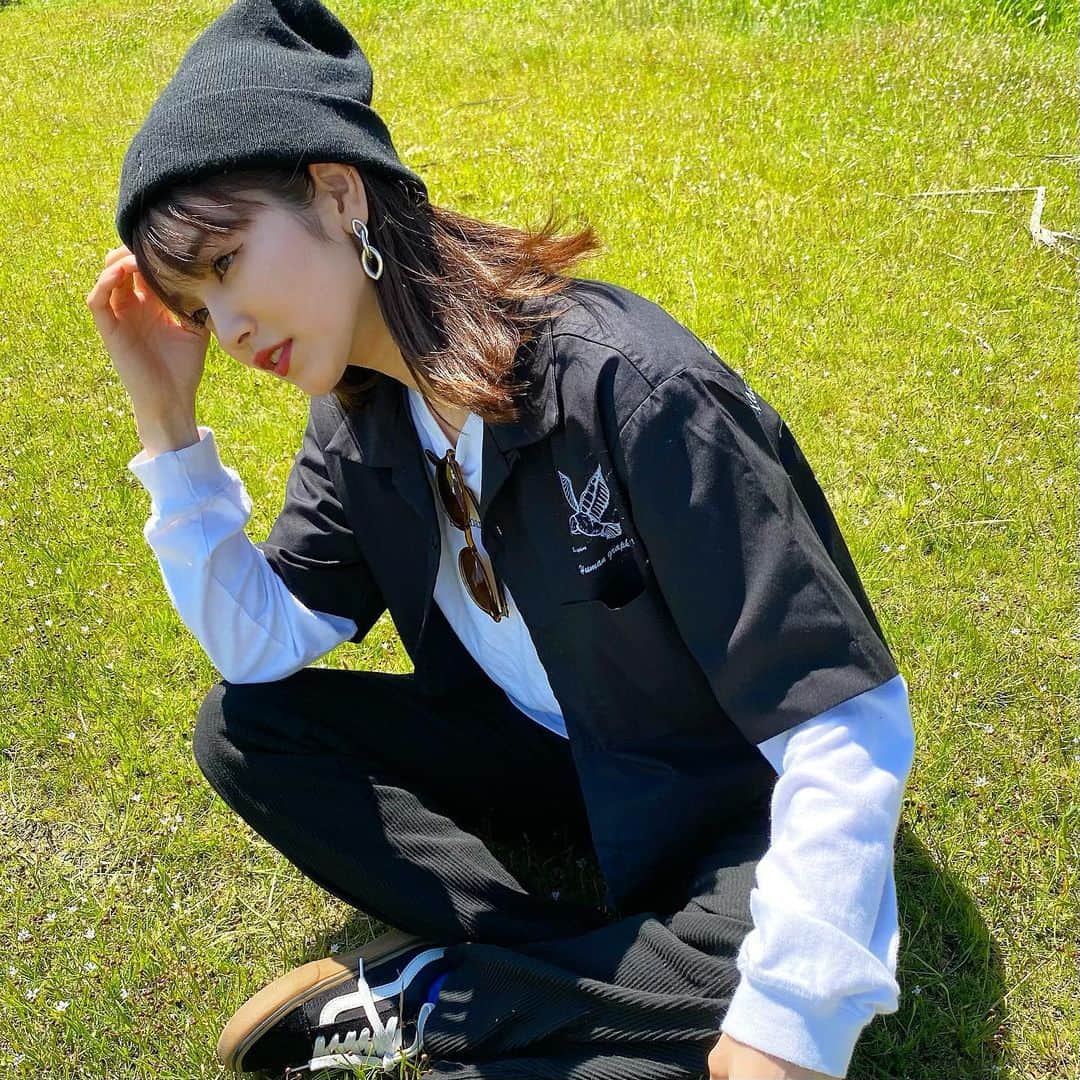 富久美玲のインスタグラム：「_ . 🆕 久々に晴れて、やっと着れた！！！ 流行りのオープンカラーシャツ🐶 . この重ね着の感じ可愛くて好き💙 . @human_graphics  ▷Mサイズ .  #私服#身長152cm#mireistylecode#ootd#オープンカラーシャツ #humangraphics」