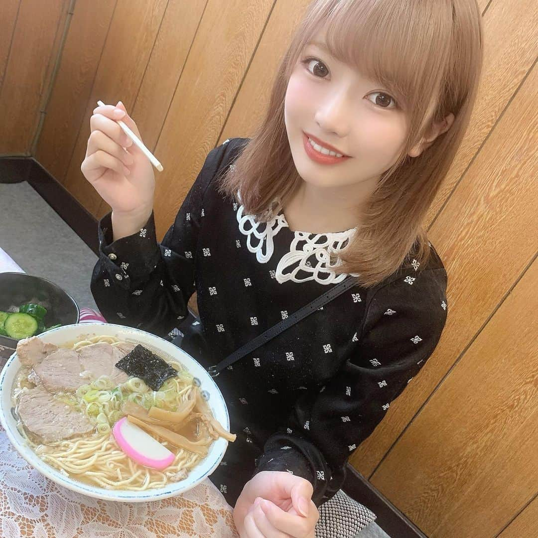 吉沢朱音さんのインスタグラム写真 - (吉沢朱音Instagram)「福島2日間💓 ライブありがとうございました(っ´-`c) 1年ぶりの福島でみんなと沢山バカ騒ぎできたし 野外で騒げる空間がとても楽しかったです☀️ . 食べものも沢山食べれました🍜 ちゃんぽんみたいな味がした🍜チーナン食堂と 海鮮たくさん！のウロコジュウ🐟 またこれますように✨ . . . . . #福島 #福島グルメ #福島ラーメン  #チーナン食堂 #美味しいご飯 #ramen  #japaneseculture」5月23日 18時10分 - nesomagic72