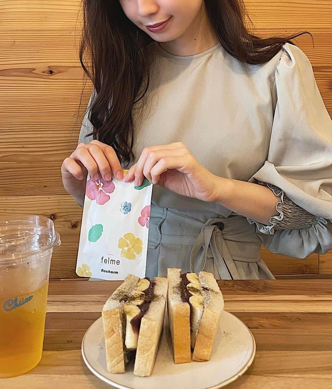 伊藤沙織のインスタグラム：「昨日行った @city.coffee.setagaya のバナナあんこほうじ茶サンドが美味しかった〜🥺❣️ 最近ついつい食べ過ぎてしまうので、色んなところでよく聞く腸活、私もはじめてみました🥰 felmeは植物発酵エキスなどでできたサプリメント💊乳酸菌をたっぷり配合していて、腸を整えてくれます🌱 ウォーキングに加えて少しでも腸内からのボディケアを目指します💕 pr @nacharm.gram さんよりfelmeをいただいたのでご紹介でした🌼  #felme #フェルミー #nacharm #ネイチャーム #腸活 #美容 #菌活 #ダイエット #本気痩せ #美ボディ #健康 #美意識向上 #美容オタク #ボディケア  #引き締め」