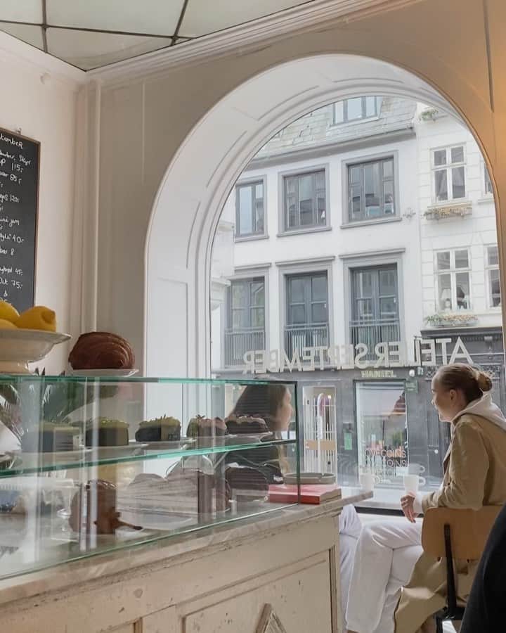 FashionMuggingのインスタグラム：「A tribute to open cafés and dining indoors #Copanhagen #sundaystories」