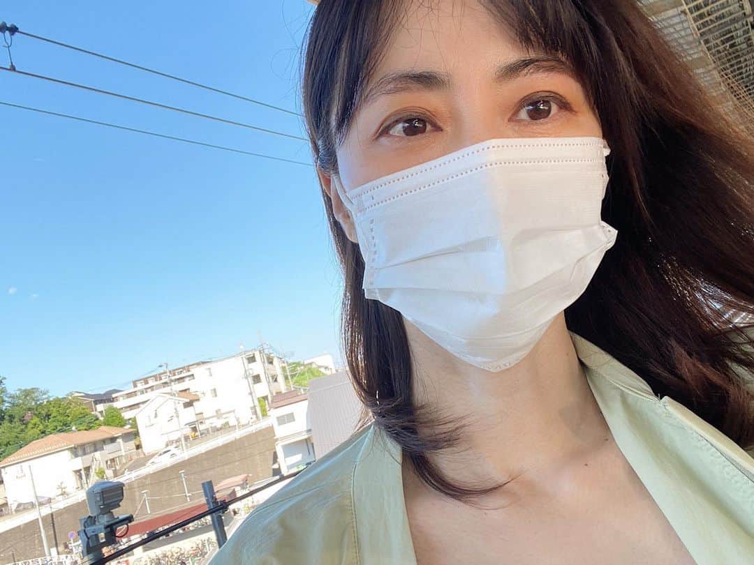 前田ゆかのインスタグラム：「一枚しか投稿出来なくなってる。  移動中 音楽は#Butter 何度も #btsarmy  ビルボードがたのしみ！  本は#tarookamoto  勇気が出るメッセージ。 美術館へ行って絵も文章も好きになって読んでる本。」