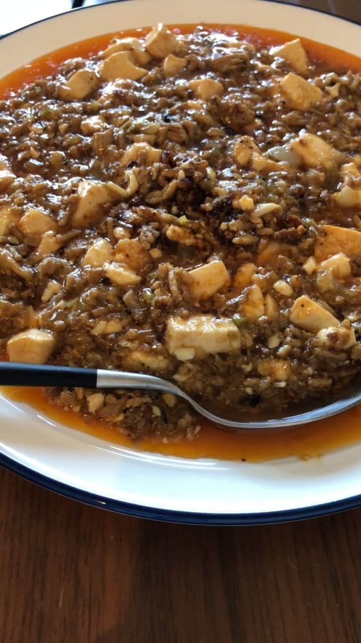 新田祐大のインスタグラム：「初めて作った #麻婆豆腐 。 美味しすぎてびっくりしました。  材料: 麻婆豆腐 ・豆板醤 1.5 ・豆豉醬 1 ・甜麺醤 小2 ・酒 ・醤油 小1 ・片栗粉 2 ・中華スープ 160g ・花椒油 20g ・山椒(花椒) ・ラー油 25g ・米油 2 ・ごま油2 ・水 2 ・塩 少々 ・ネギ  ・ニンニク ・ひき肉 ・絹豆腐  作り方: ひき肉を炒める ↓ 甜麺醤で味つける ↓ 醤油を入れる ↓ 豆板醤を入れる ↓ 豆豉醬入れる ↓ 中華スープを入れる ↓ 豆腐投入 ↓ 酒を入れて1分煮る ↓ 長ネギとニンニクを入れる ↓ 山椒油 ごま油 ラー油を入れる ↓ 山椒を入れる  参考動画:銀座 やまの辺 @yamanobe.official」