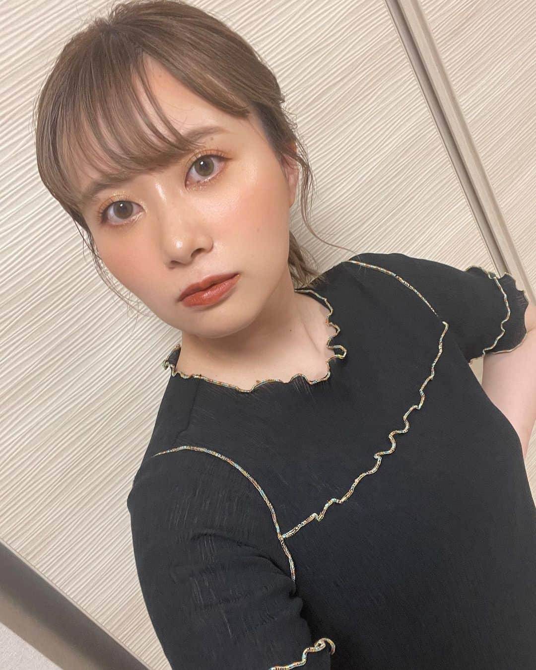 大松絵美のインスタグラム：「最近一番盛れた写真！ メイクさんにしてもらうと全然違うからやっぱりプロってすごい〜 昔より痩せたことで前まで着れなかった種類の服着れるようになってうれしい〜」