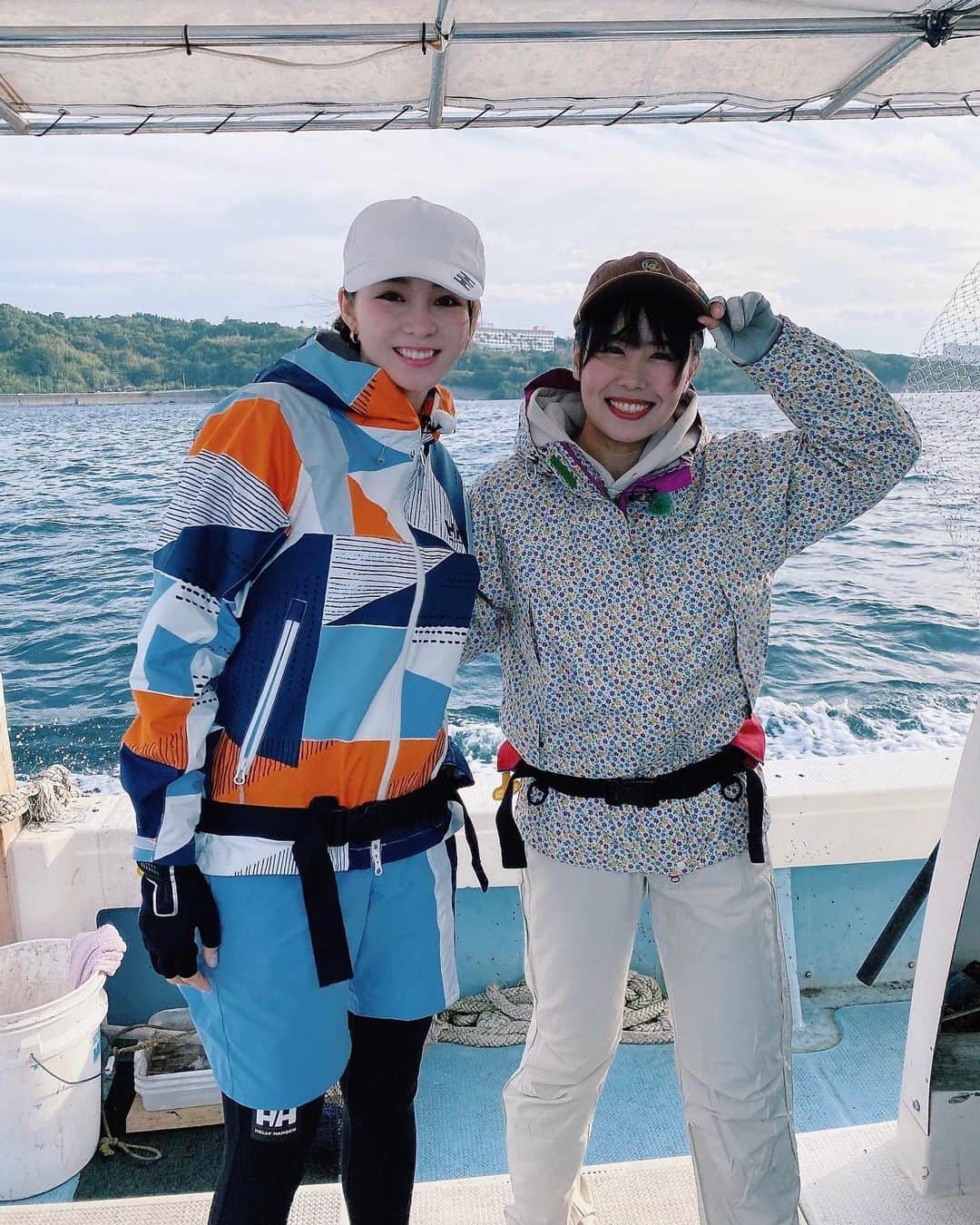 利水翔のインスタグラム：「.  本日　5/23（日）21:00〜﻿ ﻿ TSURI na KIBUN season2 #13﻿ の放送日です📺﻿ ﻿ 今回のゲストは﻿ そらな さゆりさんです😍﻿ ﻿ 今までで１番の...🤫🐟﻿ ﻿ 答えが気になる方は是非番組を﻿ チェックしてみて下さい🥰❤︎﻿ ﻿ 放送が楽しみです🥺🥺🥺💕ワクワク﻿ ﻿ ﻿衣装はHelly hansenで トータルコーディネートしてみました🥰 カラフルで可愛い💕 ﻿ ﻿ ﻿ ﻿ ﻿ ﻿ ﻿ ﻿ ﻿ ﻿ #enjoy #smile﻿ #ootd #happy﻿ #fishing #angler﻿ #selfie  #fation ﻿ #TSURInaKIBUN﻿ #真鯛 #fish﻿ #釣りガール #利水つばさ﻿ #釣り#ツリジョ ﻿ #ファインダー越しの私の世界」
