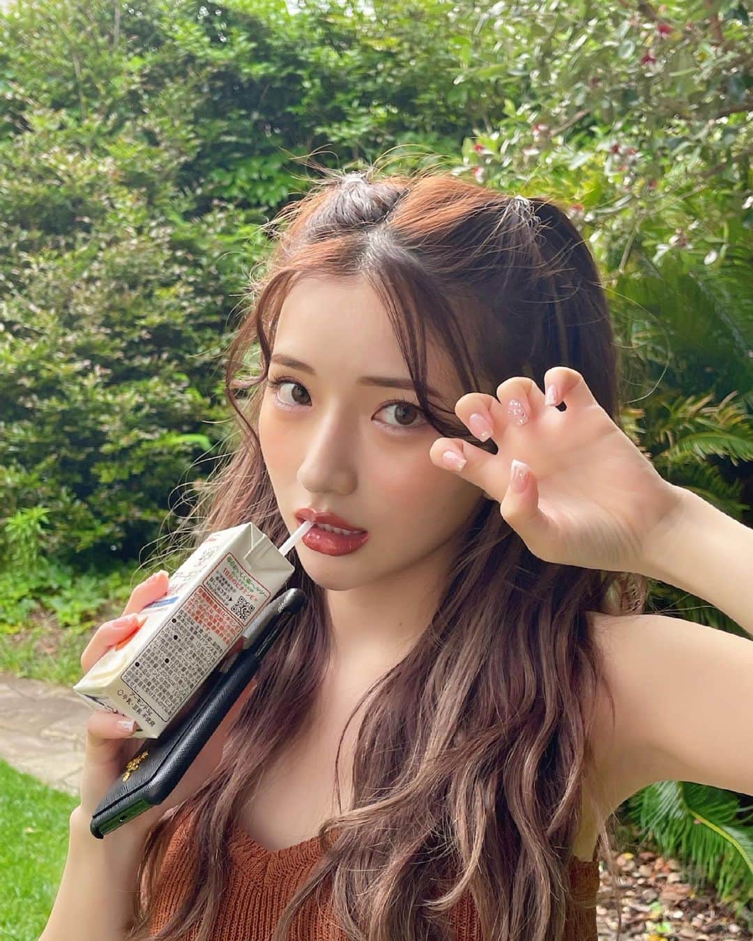 南りほのインスタグラム：「撮影終わりに新しいネイル見せたかった😤🤎 @a_sa1103  メイクは安定の @ksyknk カナコさん🤎 ハーフツイン最強😤🤎」