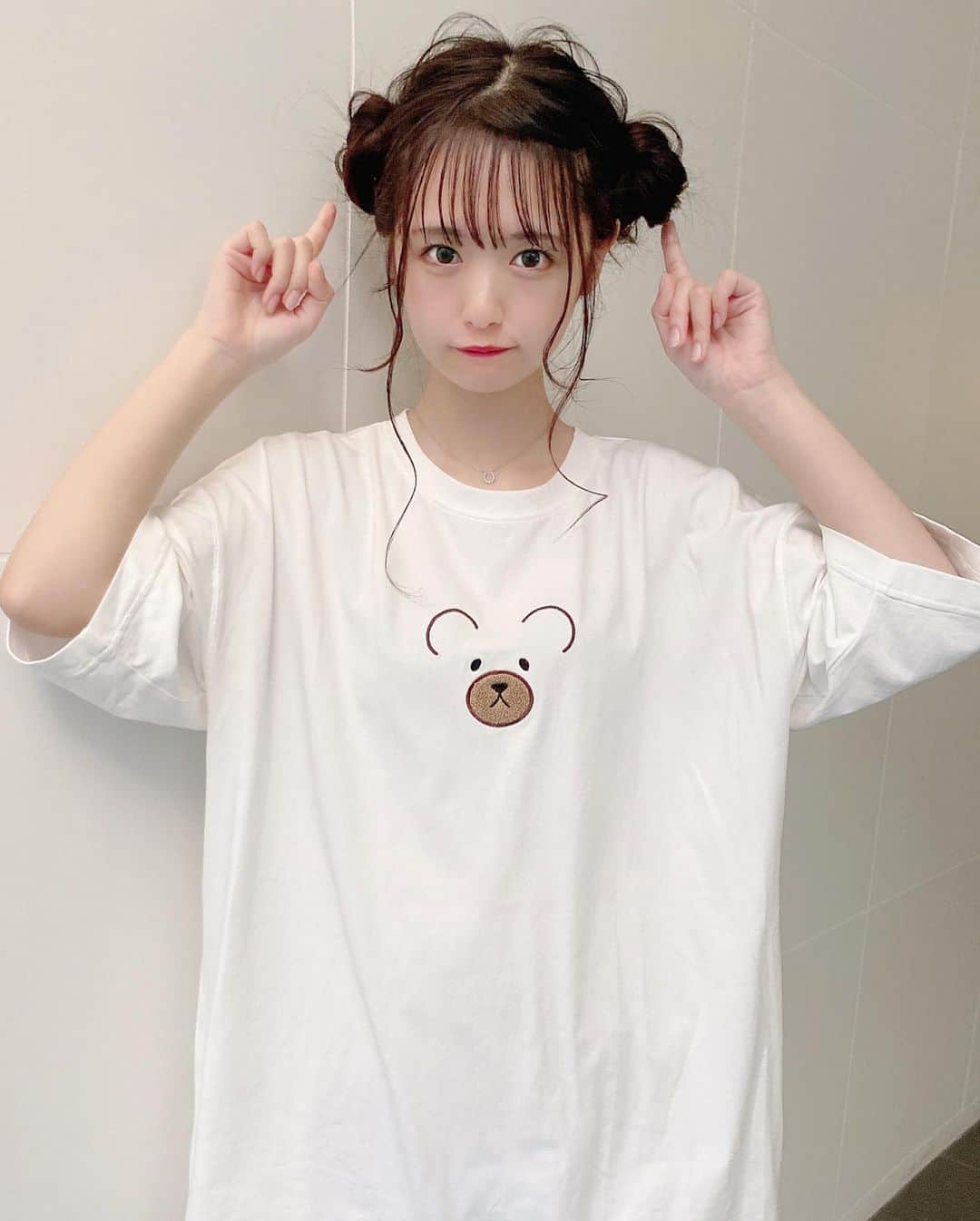 長南舞さんのインスタグラム写真 - (長南舞Instagram)「くまTシャツ着たから、くまになってみた🧸ｸﾏｰ . 生地が柔らかくて伸びるやつ大好き着心地最強🥺 ROJITAさん(@rojita_official )のフェイスベアTシャツだよ❤︎ . #rojita #クマtシャツ #クマデザイン #くまtシャツ #くまヘアー #クマヘアー #ヘアアレンジ #tシャツ #白tシャツ #くま好きにはたまらない #ロンt #ファッション #コーデ #fashion #code」5月23日 20時27分 - chonanmai