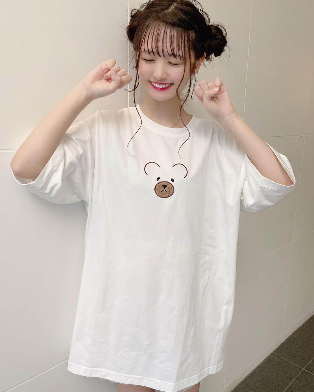 長南舞さんのインスタグラム写真 - (長南舞Instagram)「くまTシャツ着たから、くまになってみた🧸ｸﾏｰ . 生地が柔らかくて伸びるやつ大好き着心地最強🥺 ROJITAさん(@rojita_official )のフェイスベアTシャツだよ❤︎ . #rojita #クマtシャツ #クマデザイン #くまtシャツ #くまヘアー #クマヘアー #ヘアアレンジ #tシャツ #白tシャツ #くま好きにはたまらない #ロンt #ファッション #コーデ #fashion #code」5月23日 20時27分 - chonanmai