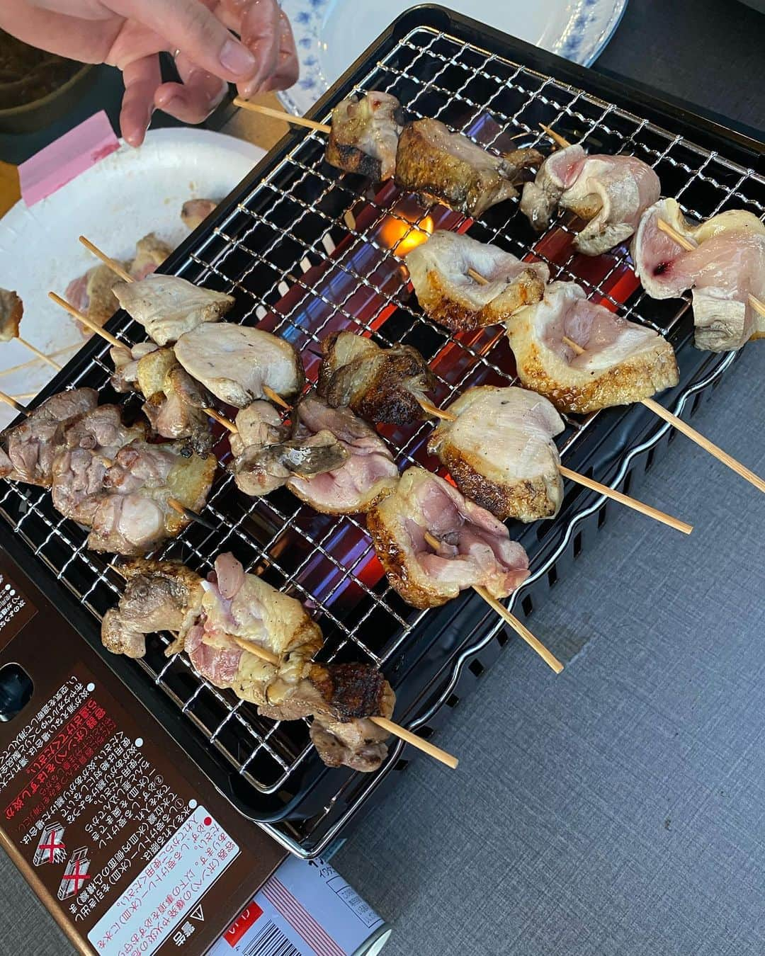 神子島みかさんのインスタグラム写真 - (神子島みかInstagram)「. 実家で焼き鳥パーティー👏🏼 私が日本一美味しい！と思う @yakitori.ginza.i さんのお取り寄せ！ . もぅね。 予想を上回る美味しさ😳💓 "ちょっとおうちで贅沢タイム"に最適！ しかも調理法も簡単！ . 前々から 銀座井の焼き鳥最高٩( ᐛ )وと 載せると"行きたいけど遠い…"ってDM 頂いてたのでそういう方にもおすすめ💓 . . ストーリーにURL貼ってますが @yakitori.ginza.i ←こちらからも飛べます💁🏽‍♀️ . . #ホームパーティー#焼き鳥#焼き鳥パーティー#銀座井#焼き鳥#お取り寄せグルメ#実家#この時まだ歯がある」5月23日 20時45分 - kagomika