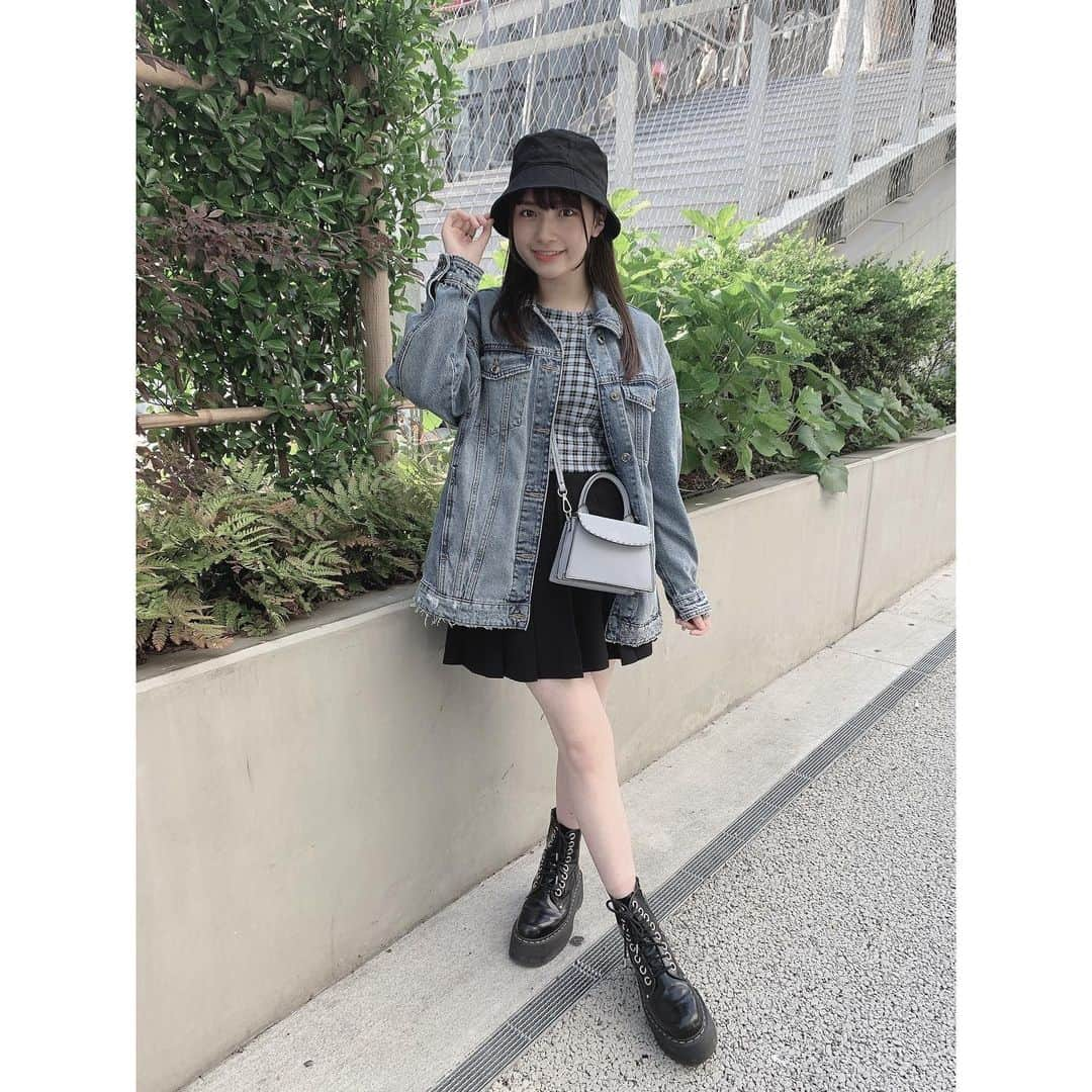 吉澤悠華さんのインスタグラム写真 - (吉澤悠華Instagram)「ㅤㅤㅤㅤ﻿ ⚪️ 今日のコーデ ⚪️﻿ ﻿ Outer ￤ZARA @zara  Tops ￤ H&M @hm  Skirt￤ evelyn @evelyn.official  Bag ￤ZARA﻿ Hat￤WEGO @wego_official  Shoes ￤Dr.Martens @drmartens_japan  ﻿ 水色 × 黒 の組み合わせ好きすぎる〜﻿ ﻿ ﻿ #ljk #jk3 #アイドル #양복 #아이돌 #고교생 #idol #japan #03 #2003 #sjk #ootd #outfit」5月23日 20時46分 - harurunfrog_78