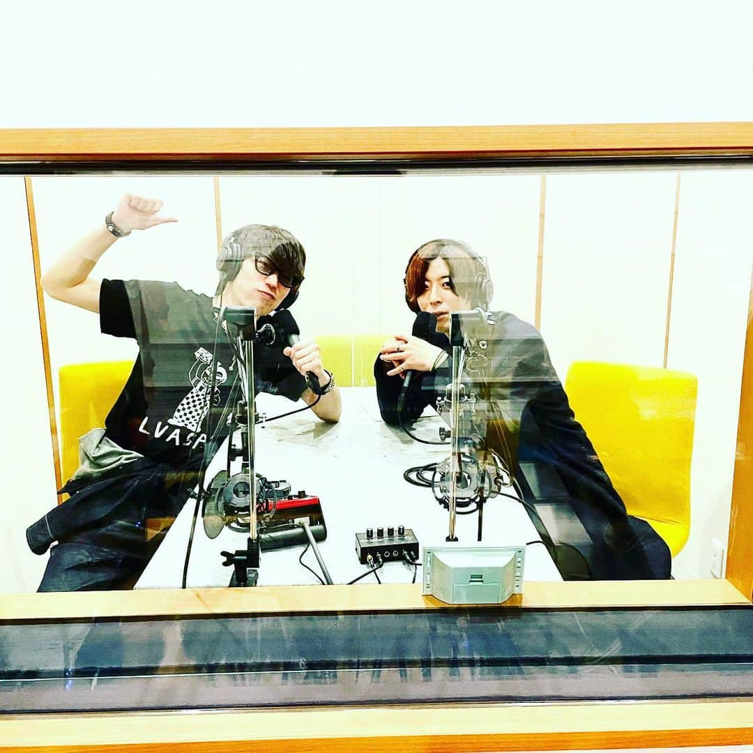 THE BAWDIESさんのインスタグラム写真 - (THE BAWDIESInstagram)「FM長崎で毎週土曜日19:00〜19:30 に放送されている、go!go!vanillasジェットセイヤの「GO!GO! JETT RADIO」ゲストとして出演してきました！ セイヤと久しぶりにゆっくり話せたし、ドラムの話だけじゃなく色んな話ができて凄く楽しい時間でした。 出演回は6月19日(土)と6月26日(土)と2週に渡って放送されます。皆さん是非聴いてね。 帰りにセイヤがトマトくれて、冷やして食しました。美味しかったありがとう！ by  marcy #thebawdies #FM長崎 #GGJETTRADIO」5月23日 21時09分 - thebawdies