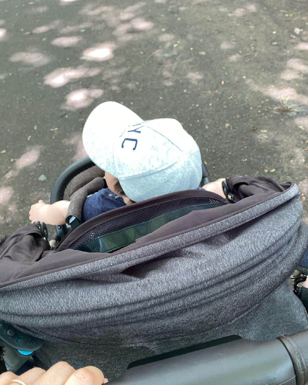 川田裕美さんのインスタグラム写真 - (川田裕美Instagram)「朝とても気持ちいい気候だったので、散歩しました✨ キャップかぶるとちょっとお兄さんに見えるね👶🧢」5月23日 21時20分 - hiromikawata163