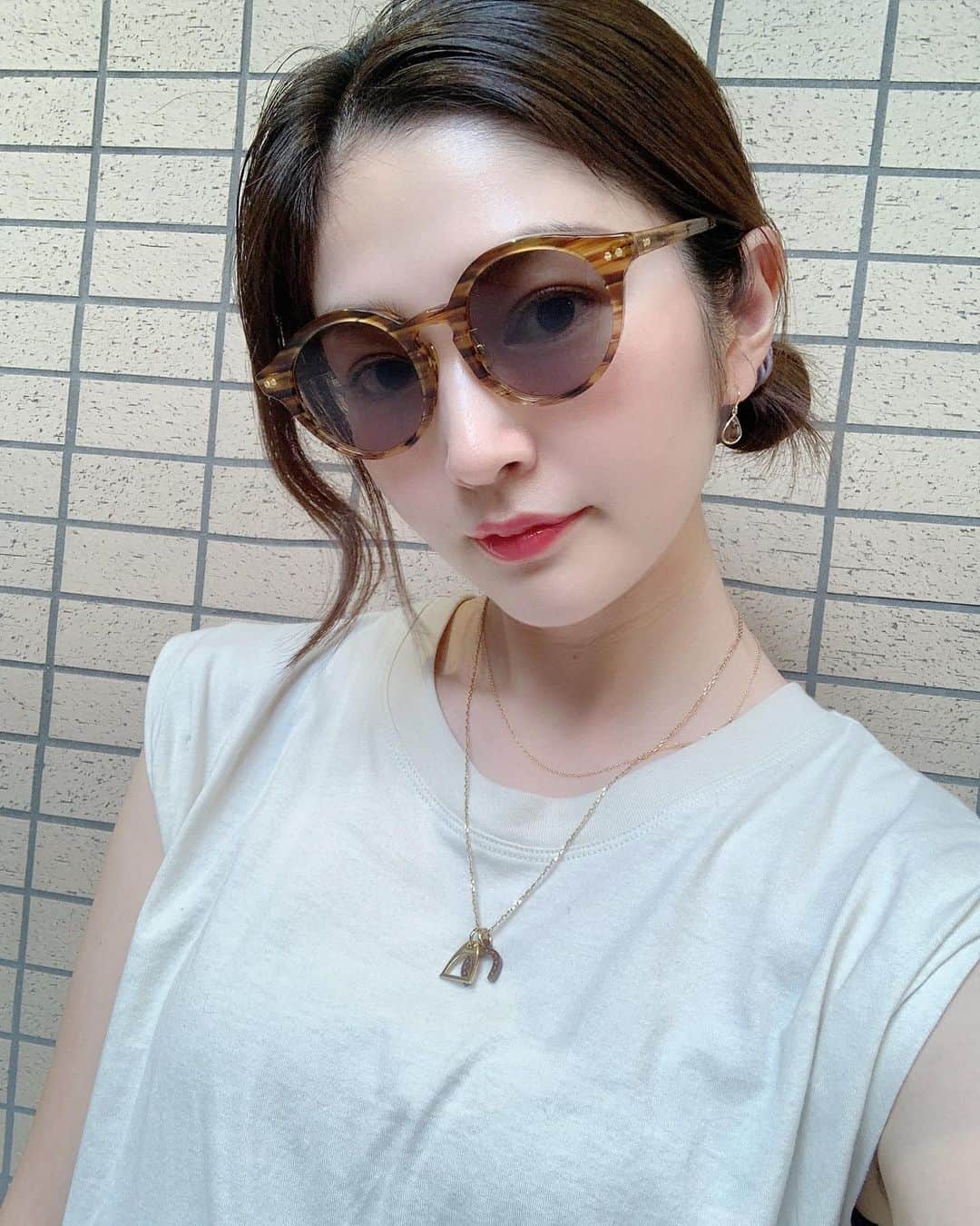 宇井愛美のインスタグラム：「最近晴れた日はこのサングラスかけてる😙🌴 . . . . . #céueu  #céueuサングラス」