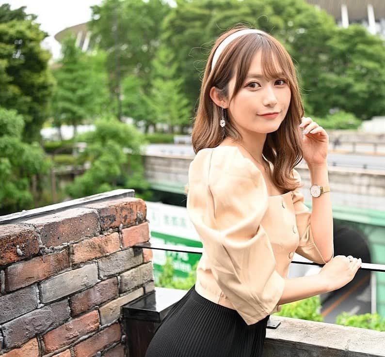 後藤佑紀のインスタグラム：「. smooth撮影会ありがとうございました💓 . トップスは @stella_tokyo.jp 👚 ハイウエストのパンツと合わせました！ 首元がスクエアなのど肩にボリュームがあるのが めちゃくちゃかわいい🥺💓💓 カチューシャの付け方はなんか変😂 . . #smooth #smooth撮影会 #撮影会  #ポートレート #portrait #kawaii #photography #ヘアメイク #モデル #ポトレ #被写体 #作品撮り #作品撮りモデル #좋아요환영 #팔로미 #아웃핏 #패션 #きりとりせかい #多幸感 #レースクイーン #イベントコンパニオン #时尚 #搭配 #模型 #韓国ファッション #stellatokyo」