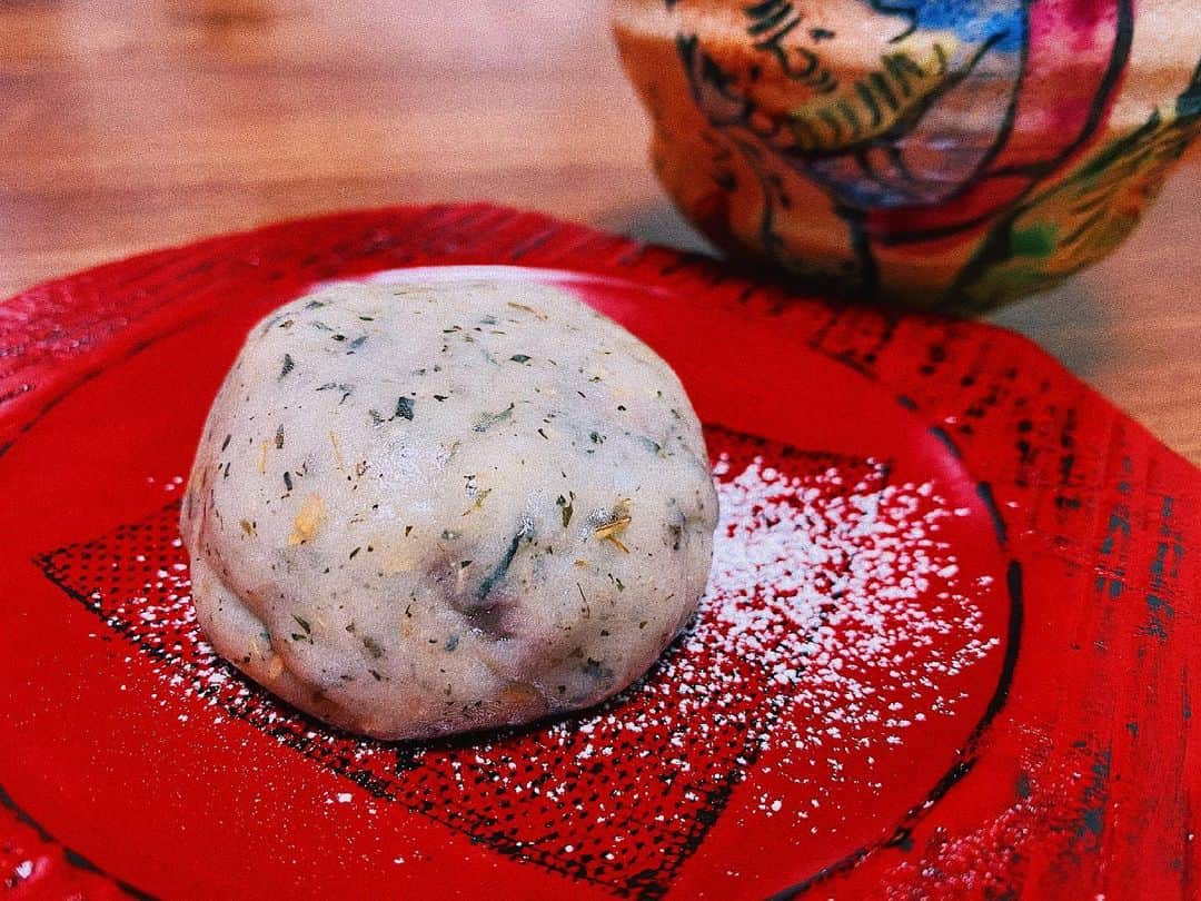 平祐奈さんのインスタグラム写真 - (平祐奈Instagram)「蓬餅つくってみました。  いつもよもぎ茶を飲んでいて無性に蓬餅が食べたくなったので茶葉を使ったらいけるかな?と思い、、、作ってみたら  ちゃんと蓬餅でした！！！  先日の小豆はこの為のものでした。  以外と簡単に出来たので和菓子作りにもハマりそうです。🌿  趣味がどんどん増えていく…。 おうち時間も充実してます。 はじめましたシリーズまだまだストックあるよ…🙊笑  #洋菓子より和菓子派  #祐奈の生活日記  #蓬餅」5月23日 21時39分 - yunataira_official