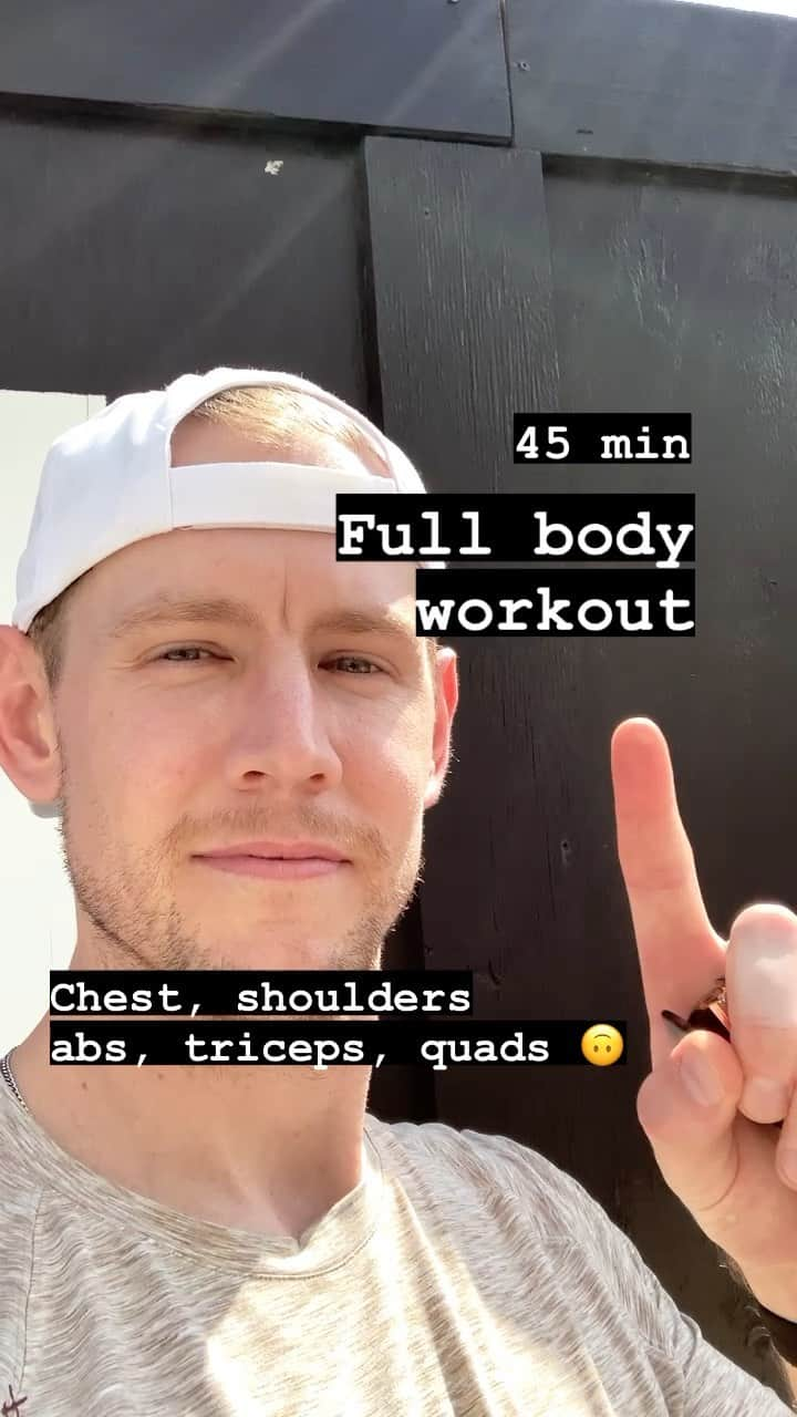 テイラー・ペンバートンのインスタグラム：「TikTok style 45min full body push workout, dumbbells/body weight only! Form is more important than weight here as all of these exercises hit your abs/core in a good time-saving way 😇」